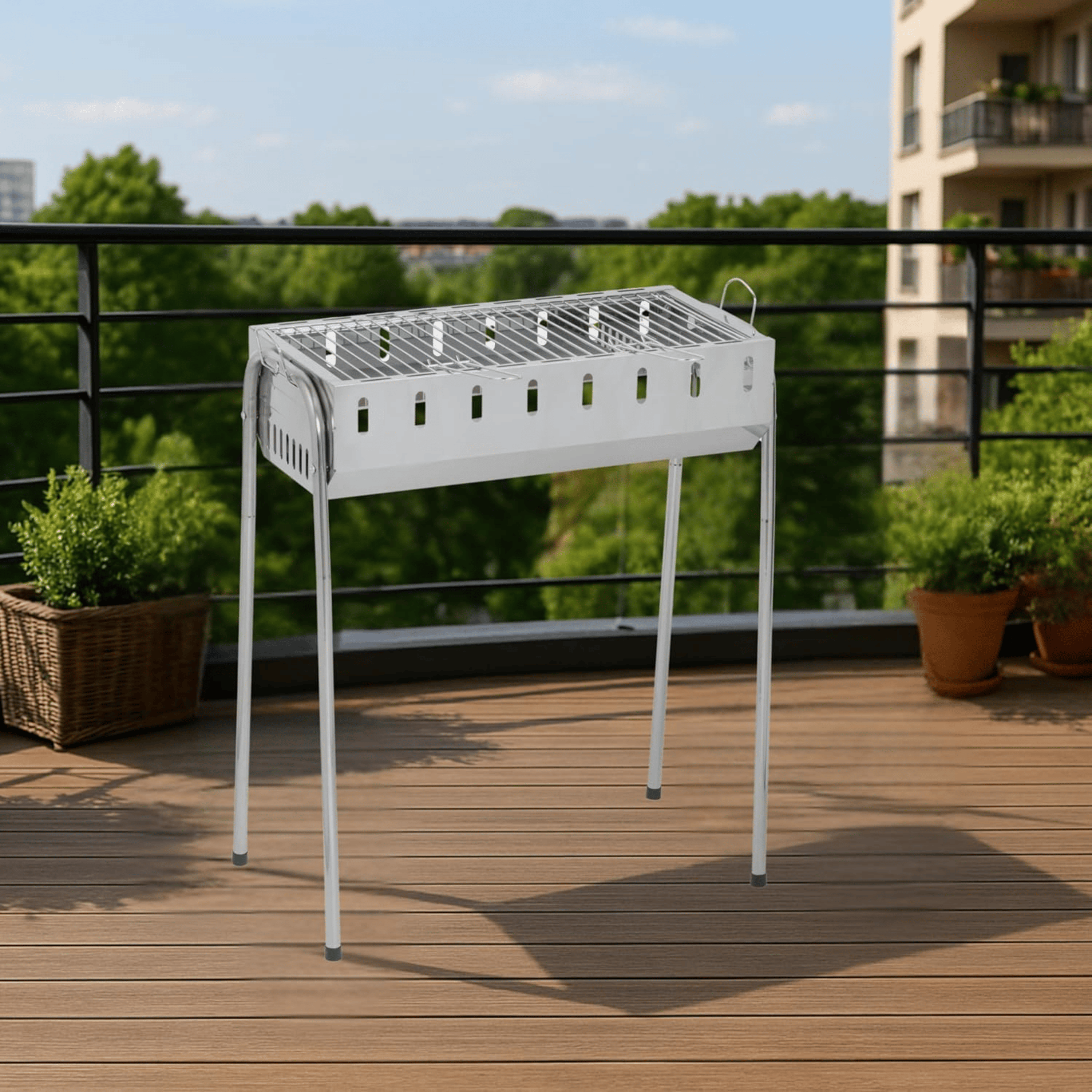 Ein weißer Grill steht auf einer Holzterrasse mit einem Balkongeländer im Hintergrund.
