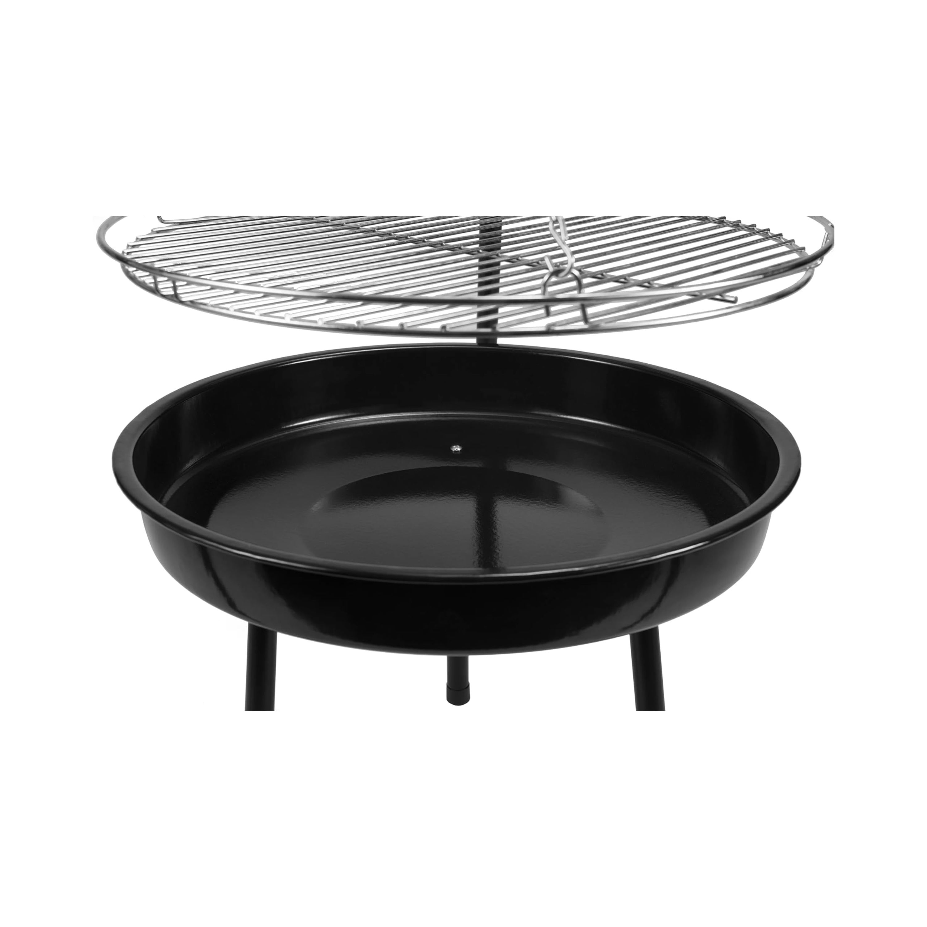 Ein schwarzer Grill mit einem Rost darüber, auf weißem Hintergrund.
