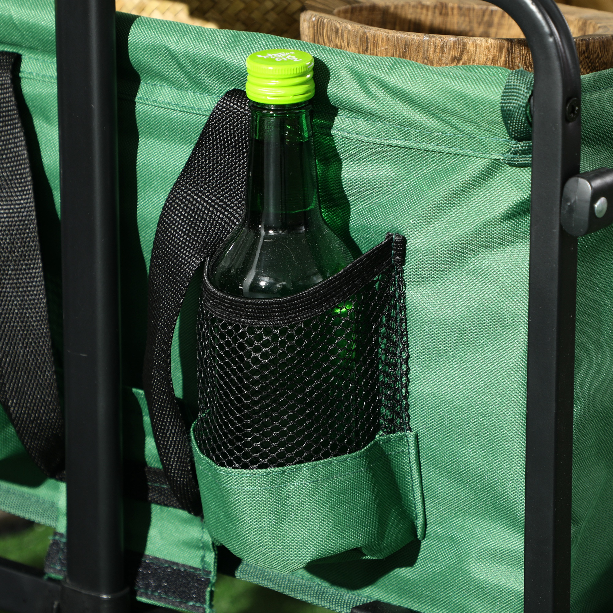 Bolsa de tela verde con bolsillo de malla negro y botella verde.