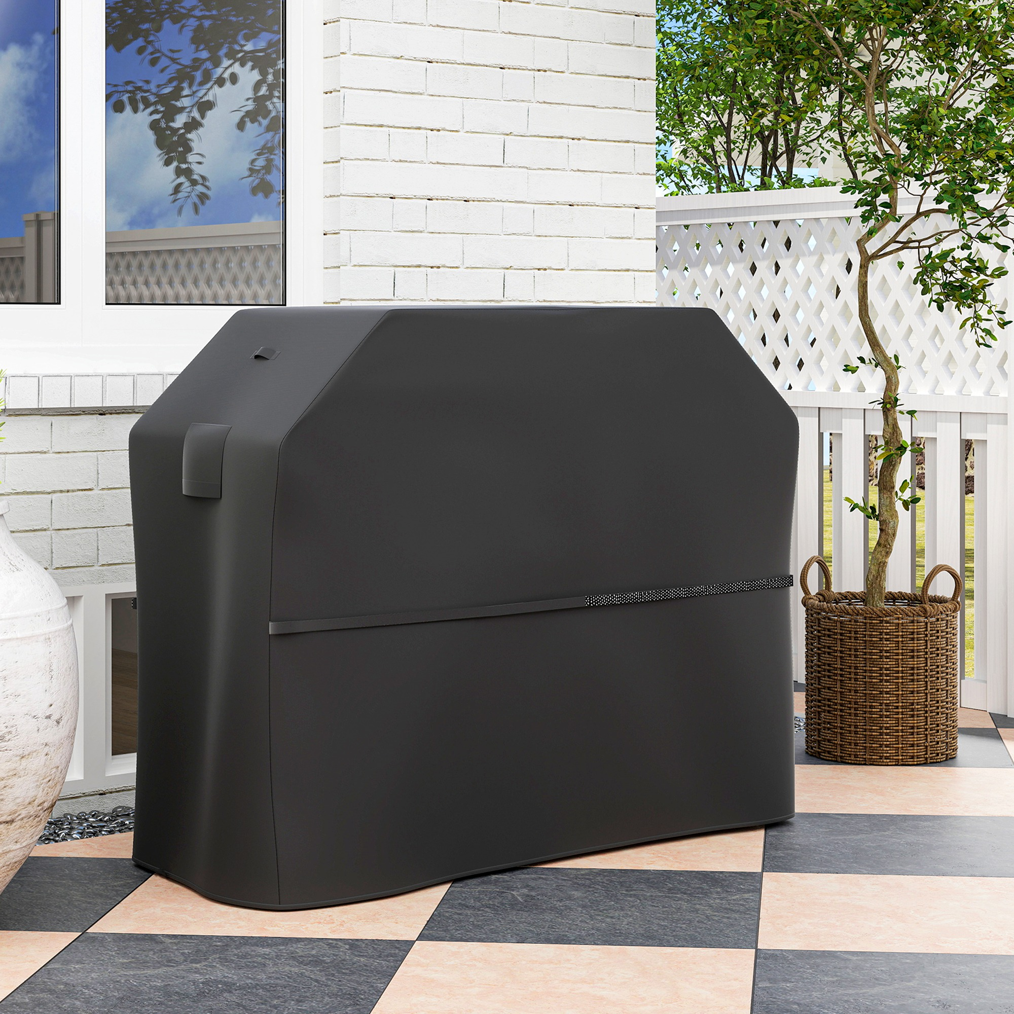 Una copertura per barbecue nera si trova su un patio piastrellato con muro di mattoni bianchi.