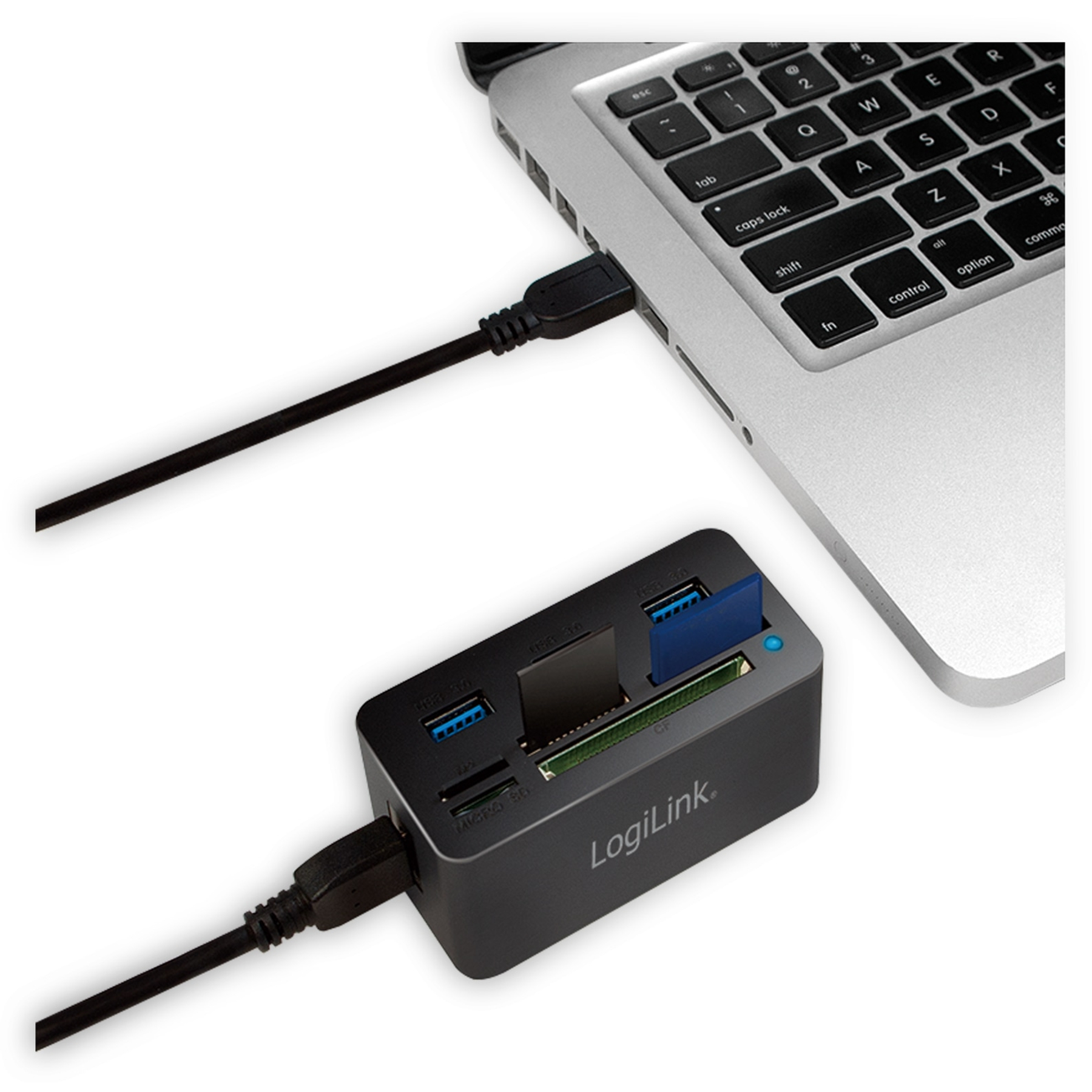Ein schwarzer LogiLink-Kartenleser mit SD-Karte und USB-Kabel, an einen Laptop angeschlossen.