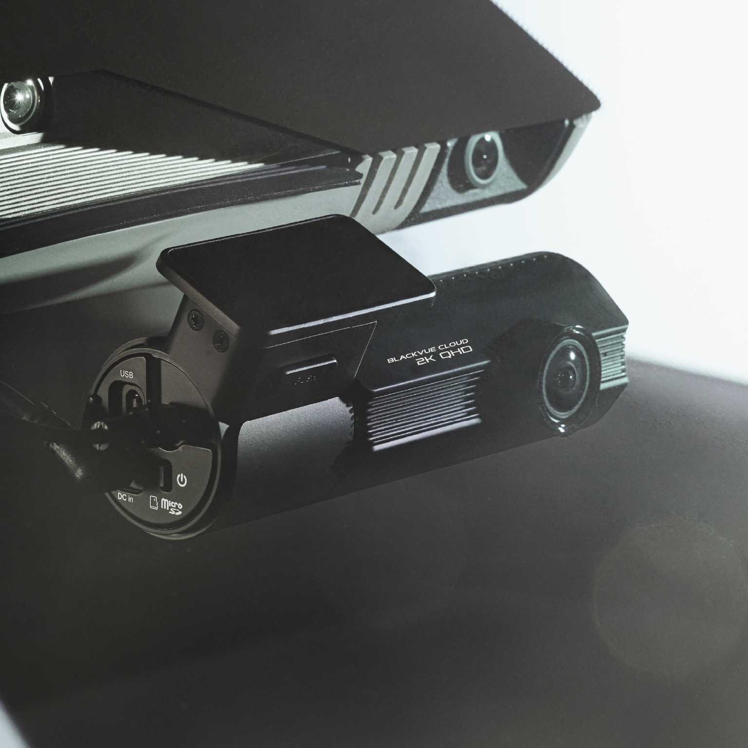 Een zwarte dashcam met "BLACKVUE CLOUD 2K QHD" opdruk.