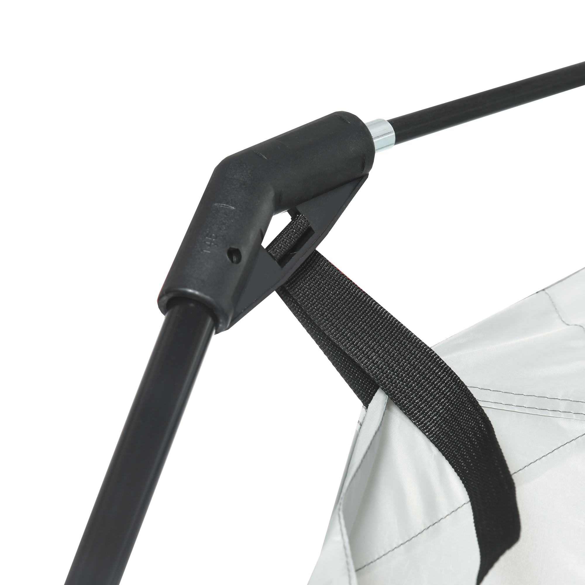 Conector de plástico negro en un poste negro, con tela blanca y correa negra.