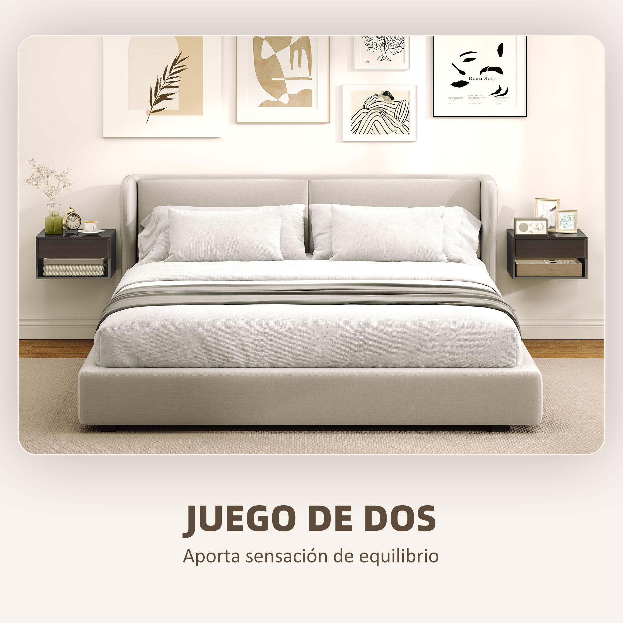Una cama con almohadas y mantas blancas, flanqueada por dos mesitas de noche.