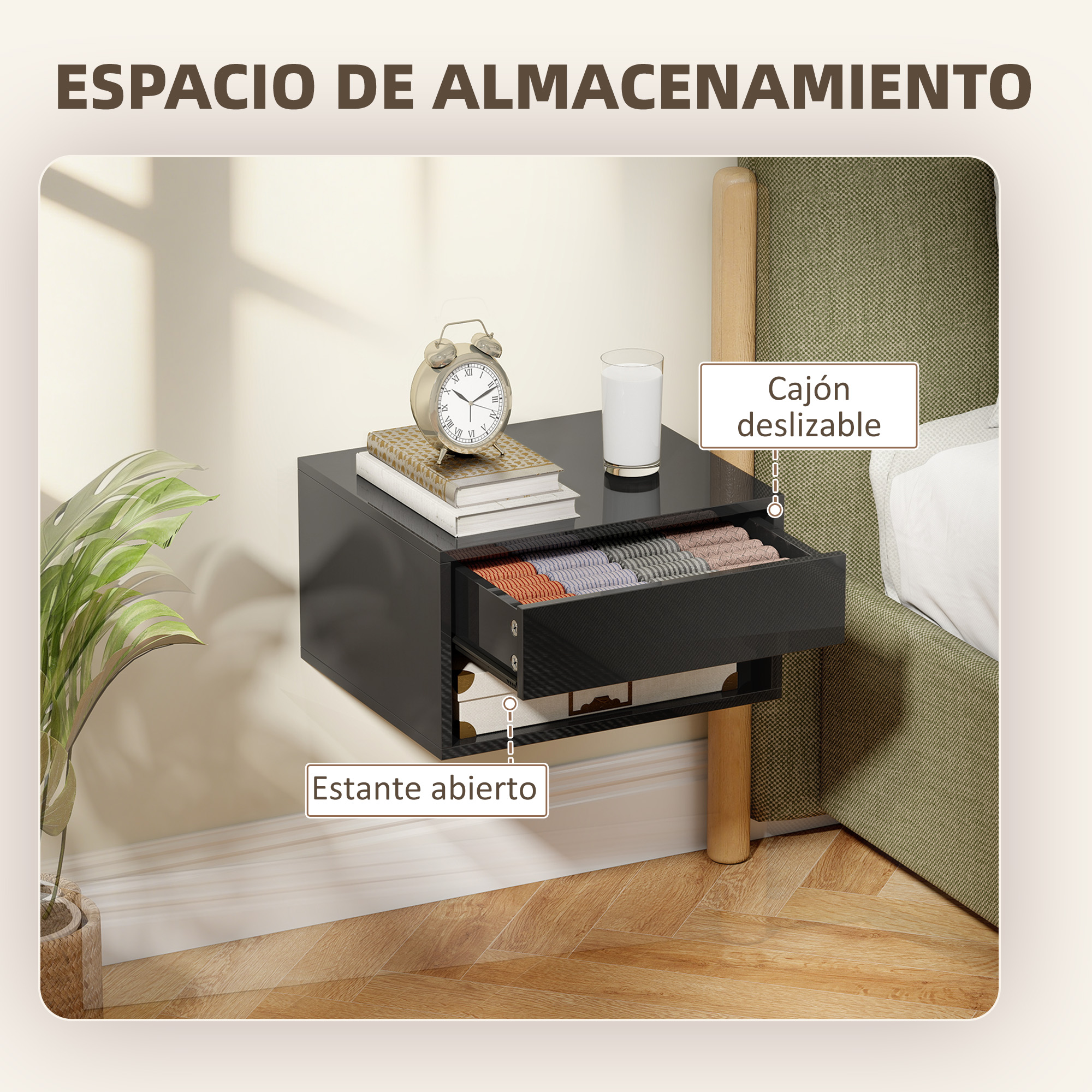 Mesita de noche negra con cajón abierto lleno de ropa. Un despertador y un vaso encima.