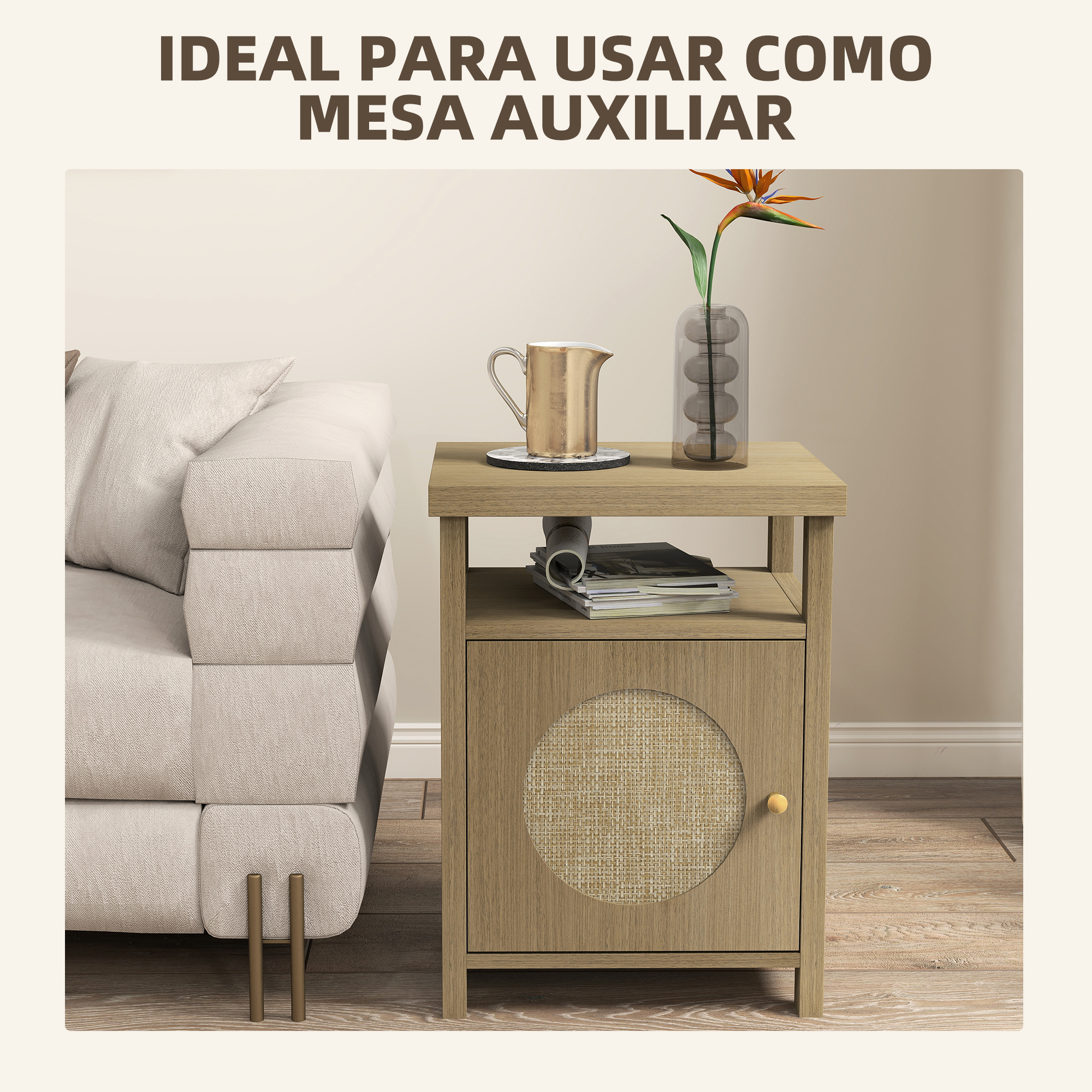 Una mesa auxiliar de madera con detalle de ratán en la puerta, junto a un sofá.