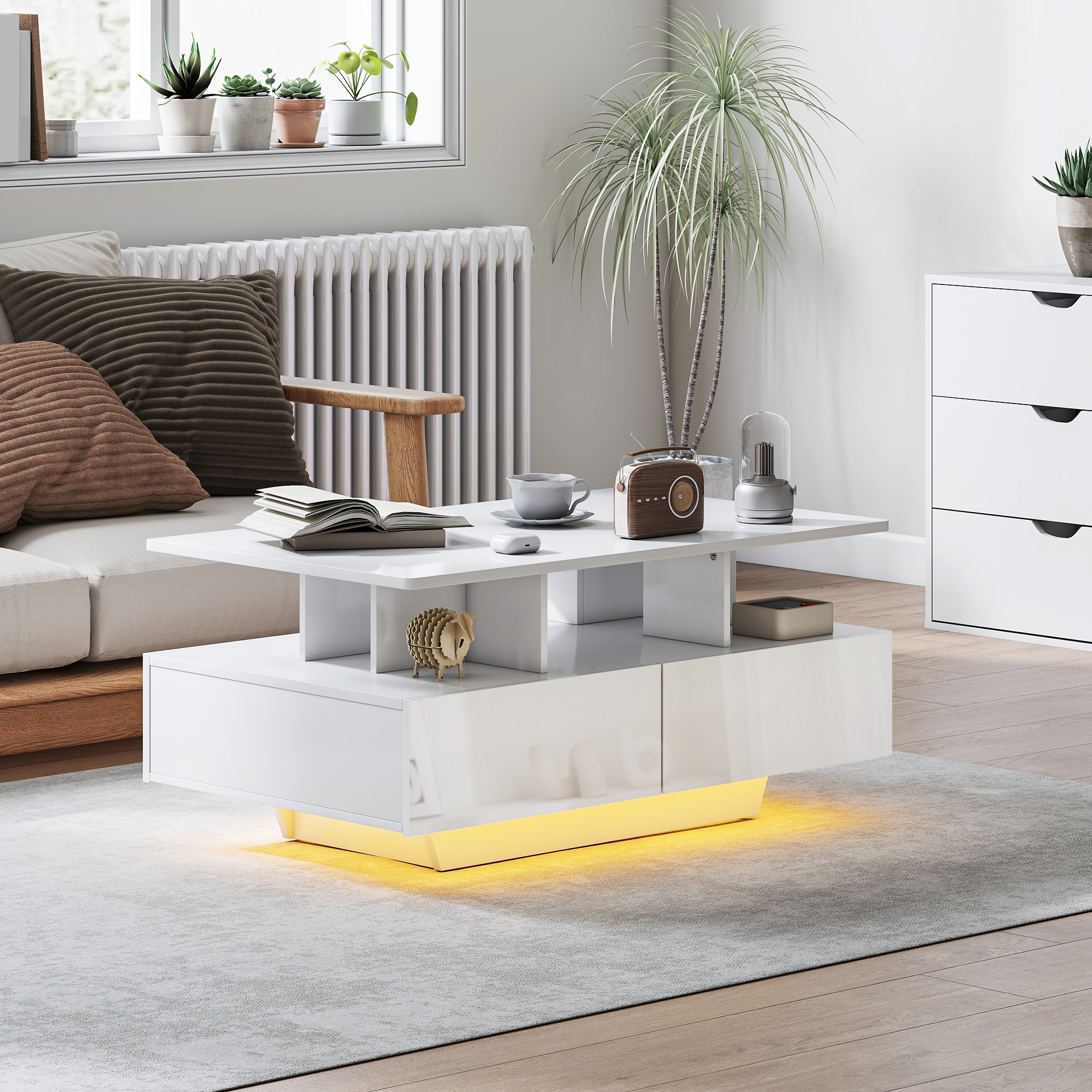 Sala de estar moderna con mesa blanca, sofá, lámpara, radio y plantas.