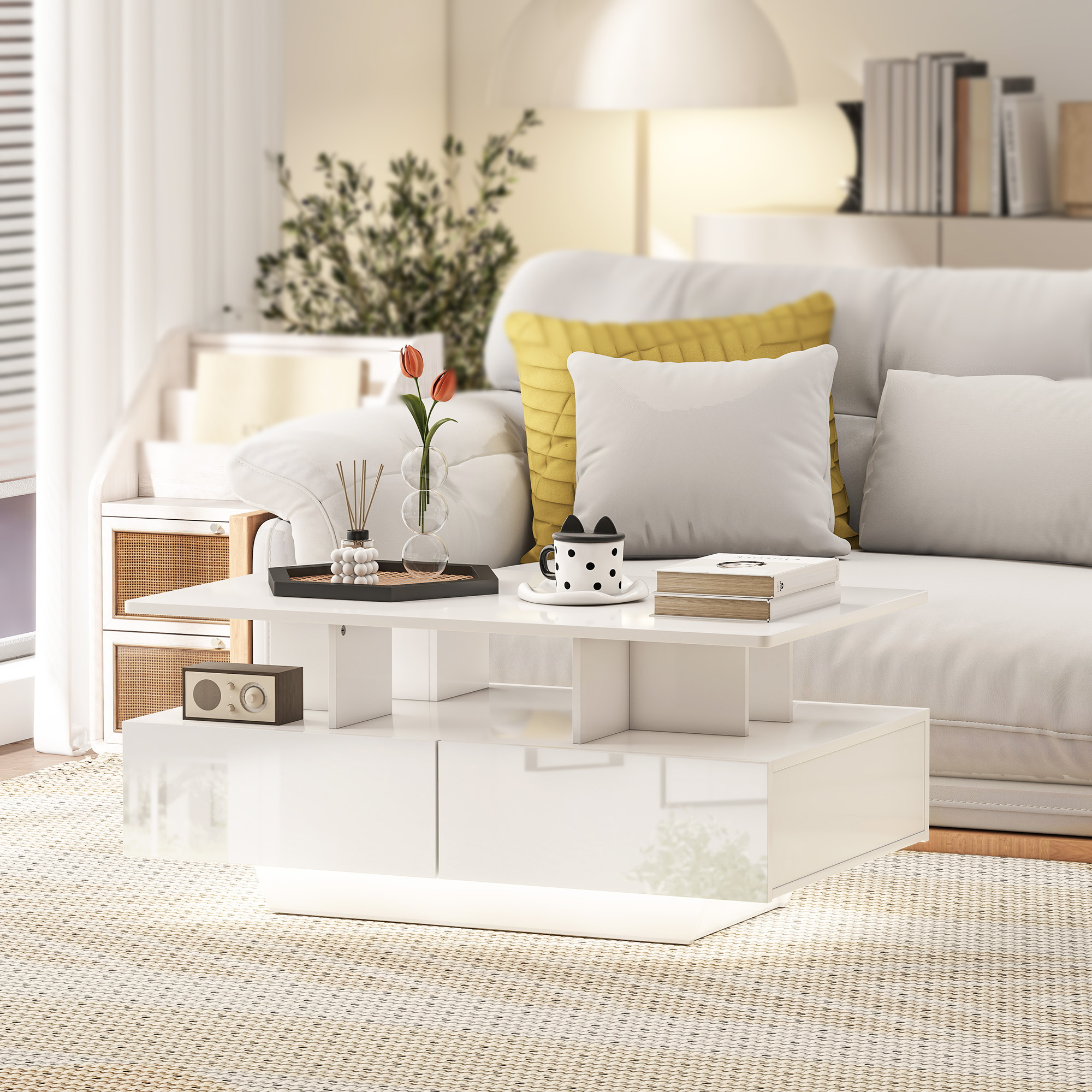 Un sofá blanco con cojines amarillos y blancos junto a una mesa de centro blanca.