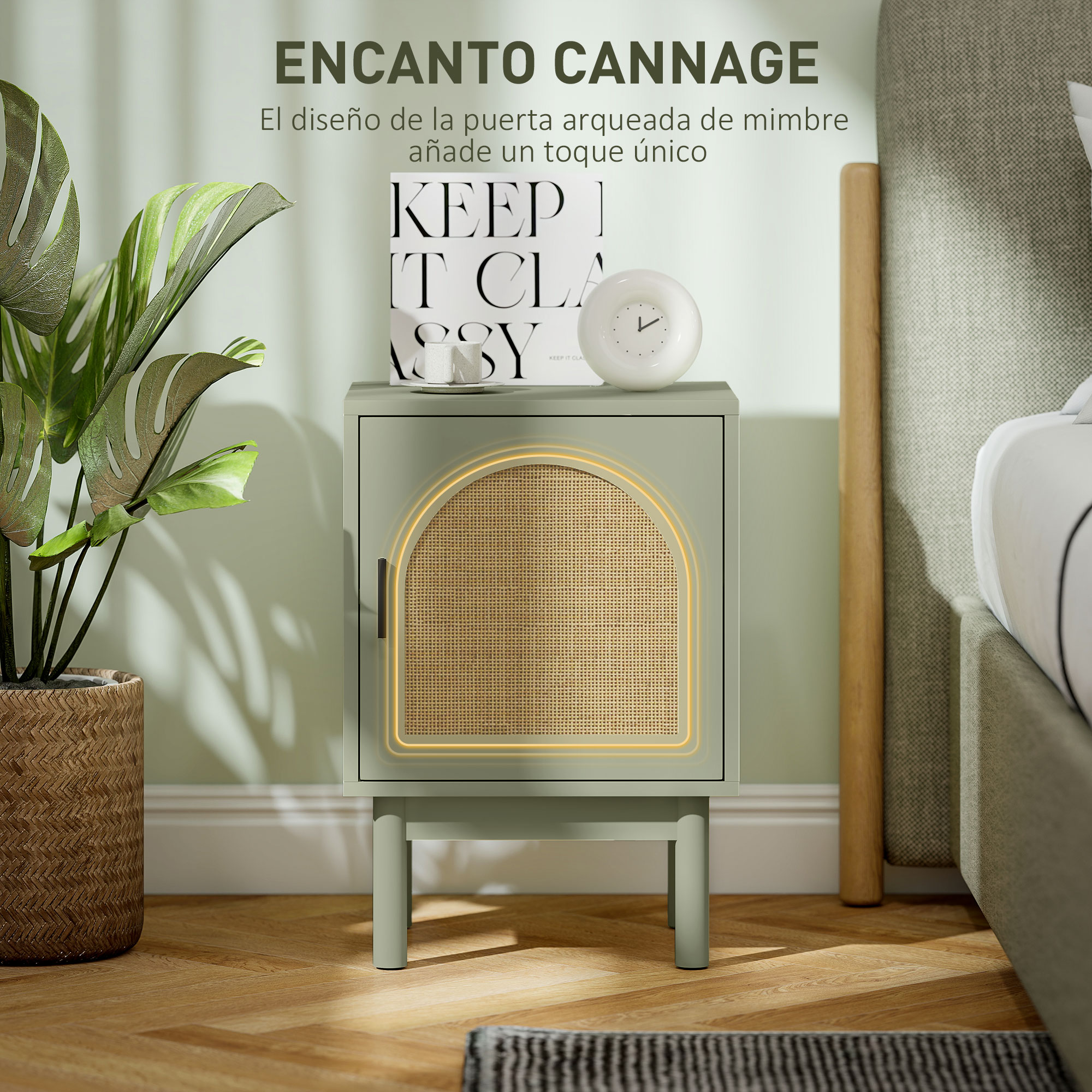 Una mesita de noche verde con puerta de ratán, junto a una planta.