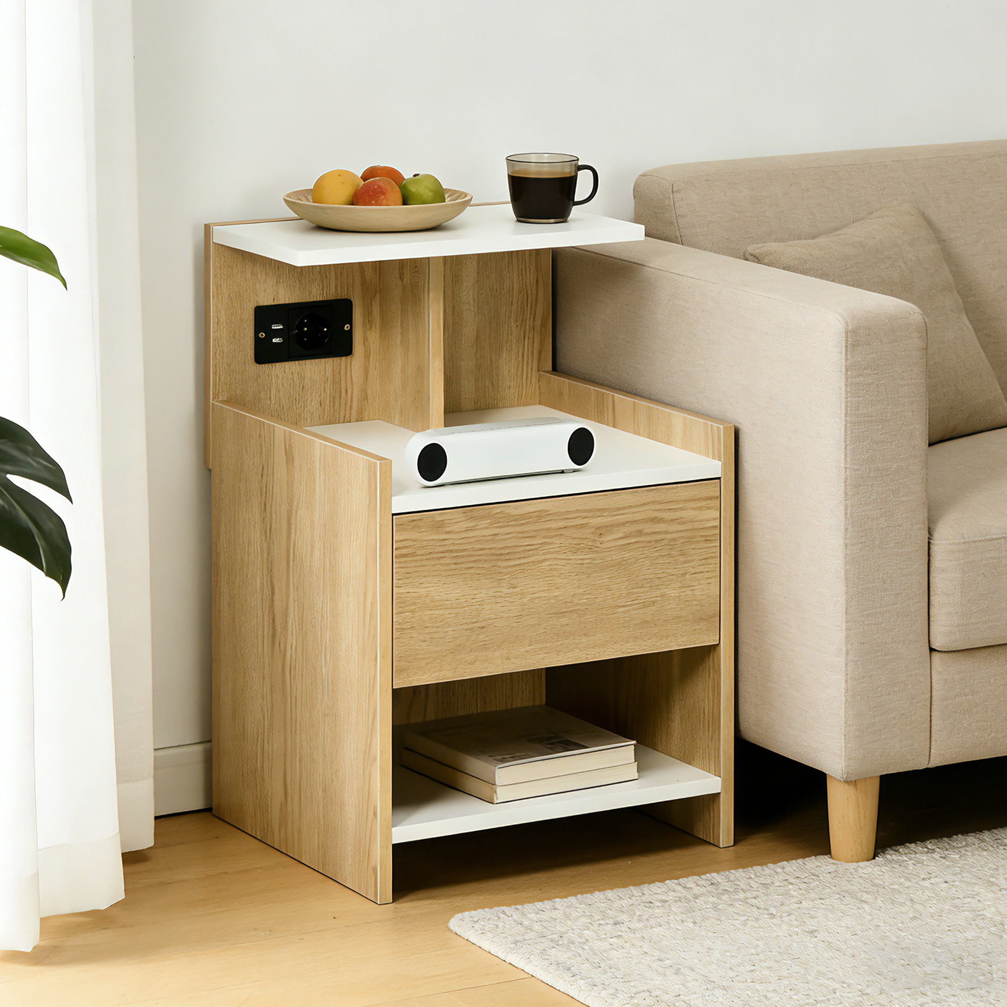 Una mesita de noche de madera con enchufes, frutero, café y altavoz.