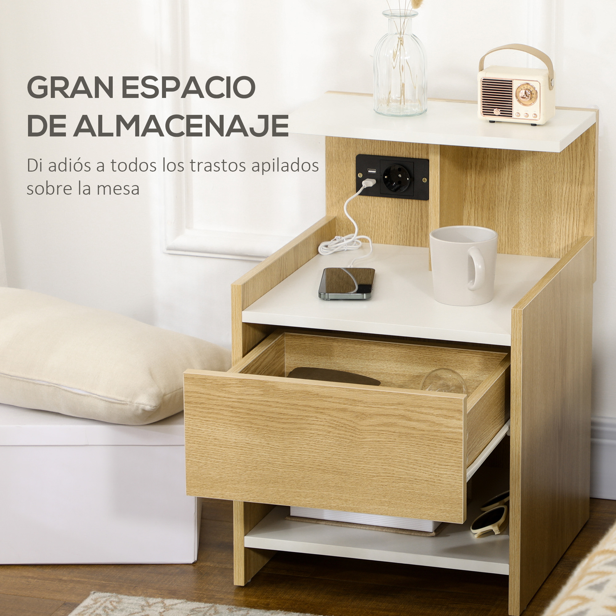 Mesita de noche con cajón, enchufe, teléfono y taza. Acentos de madera.