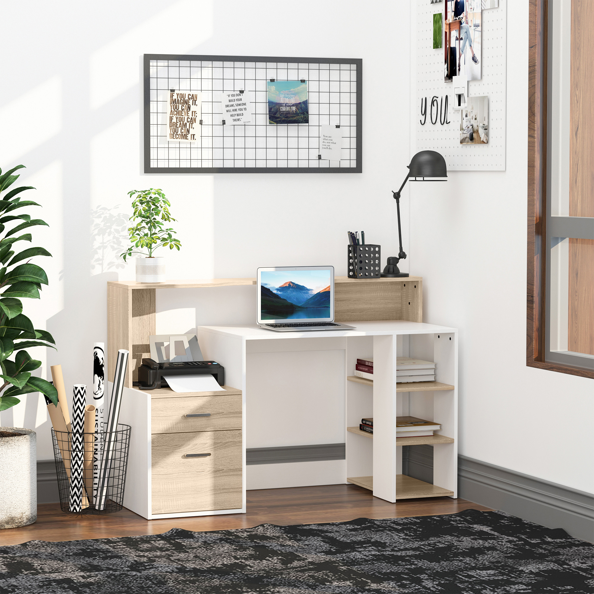 Un escritorio moderno con portátil, impresora, lámpara y plantas.