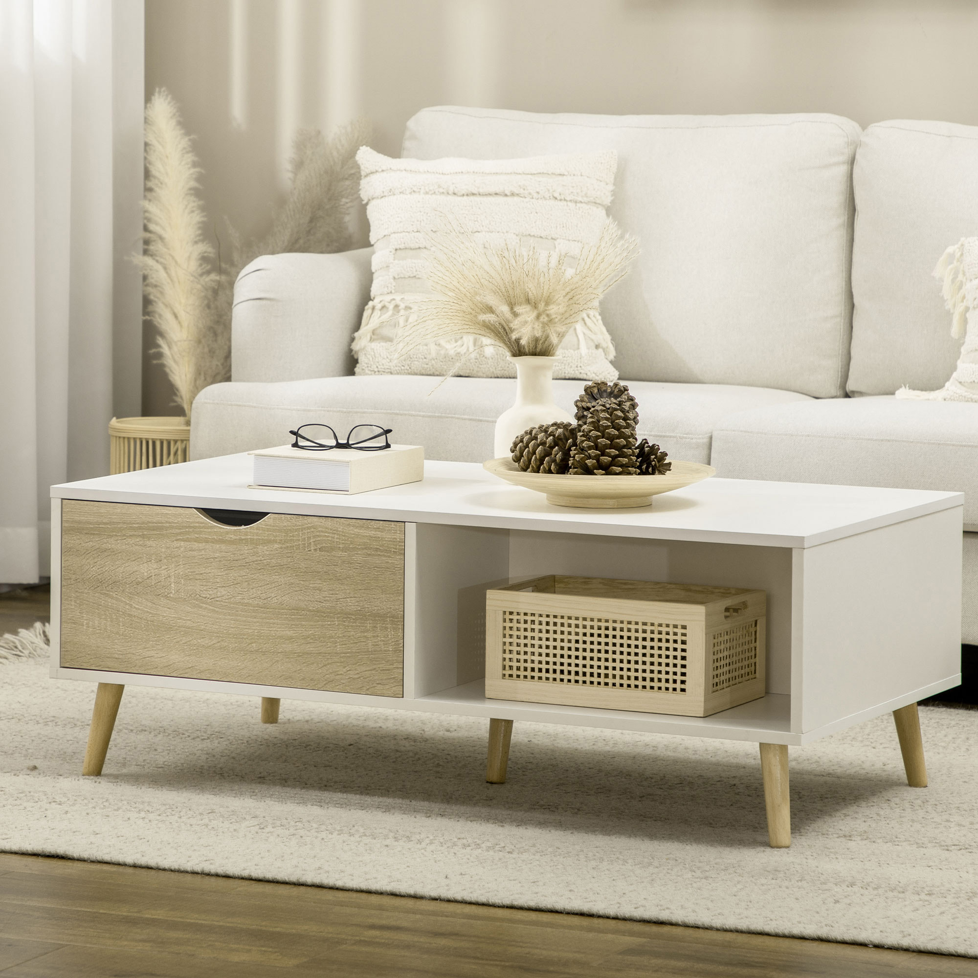 Una mesa de centro blanca con detalles de madera y estante abierto.