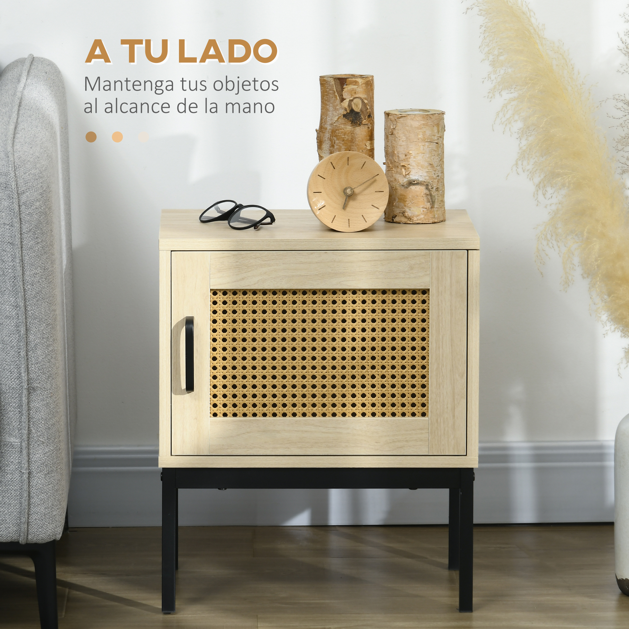 Mesita de noche de madera con puerta de ratán, reloj, gafas y troncos.