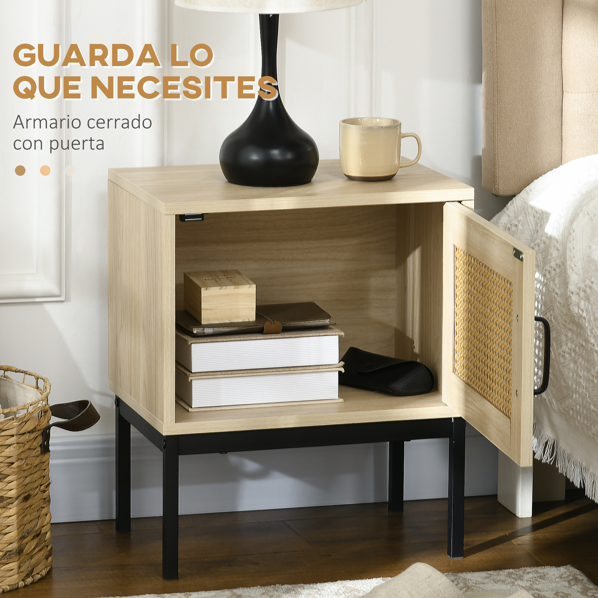 Mesita de noche de madera clara con patas negras y un compartimento abierto con libros.