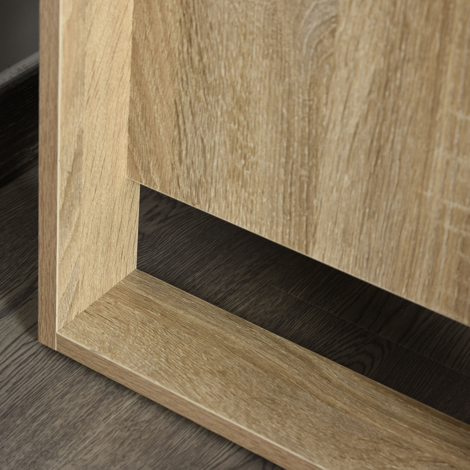 Primer plano de textura de madera de roble claro con suelo de madera oscura. Líneas limpias.