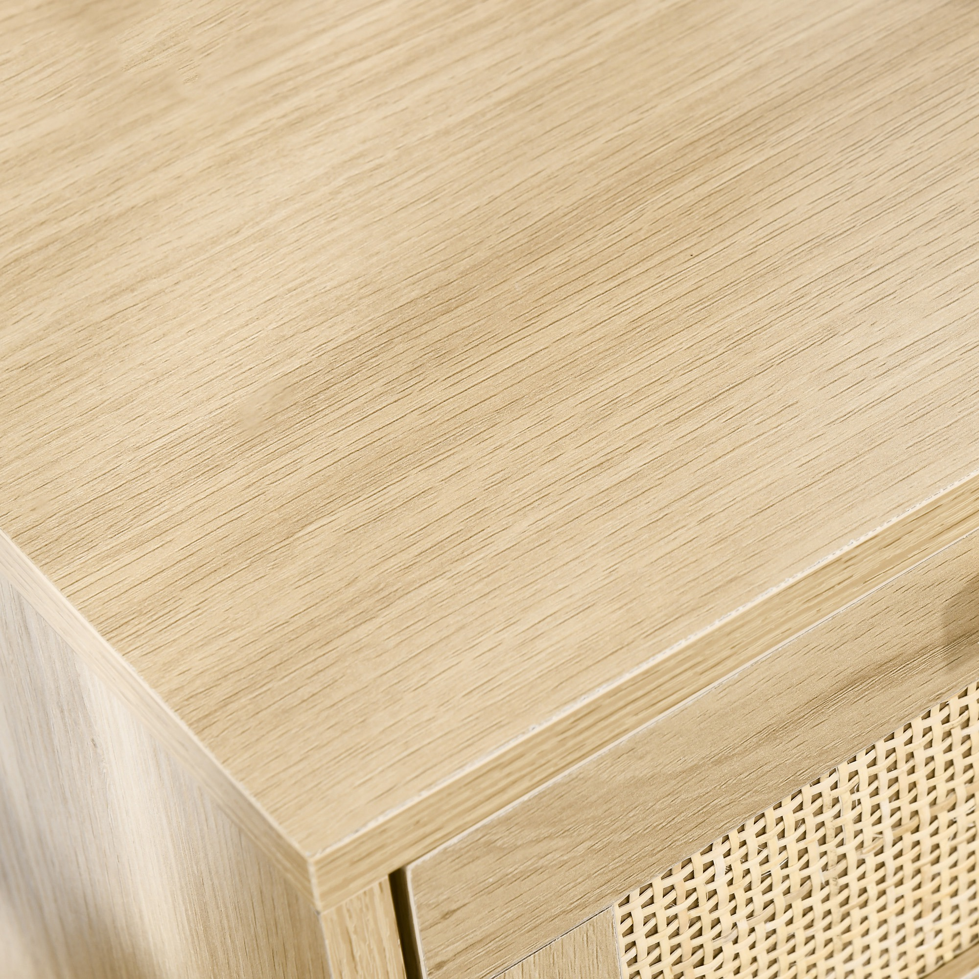 Veta de madera clara en un frente de cajón con detalle de ratán.