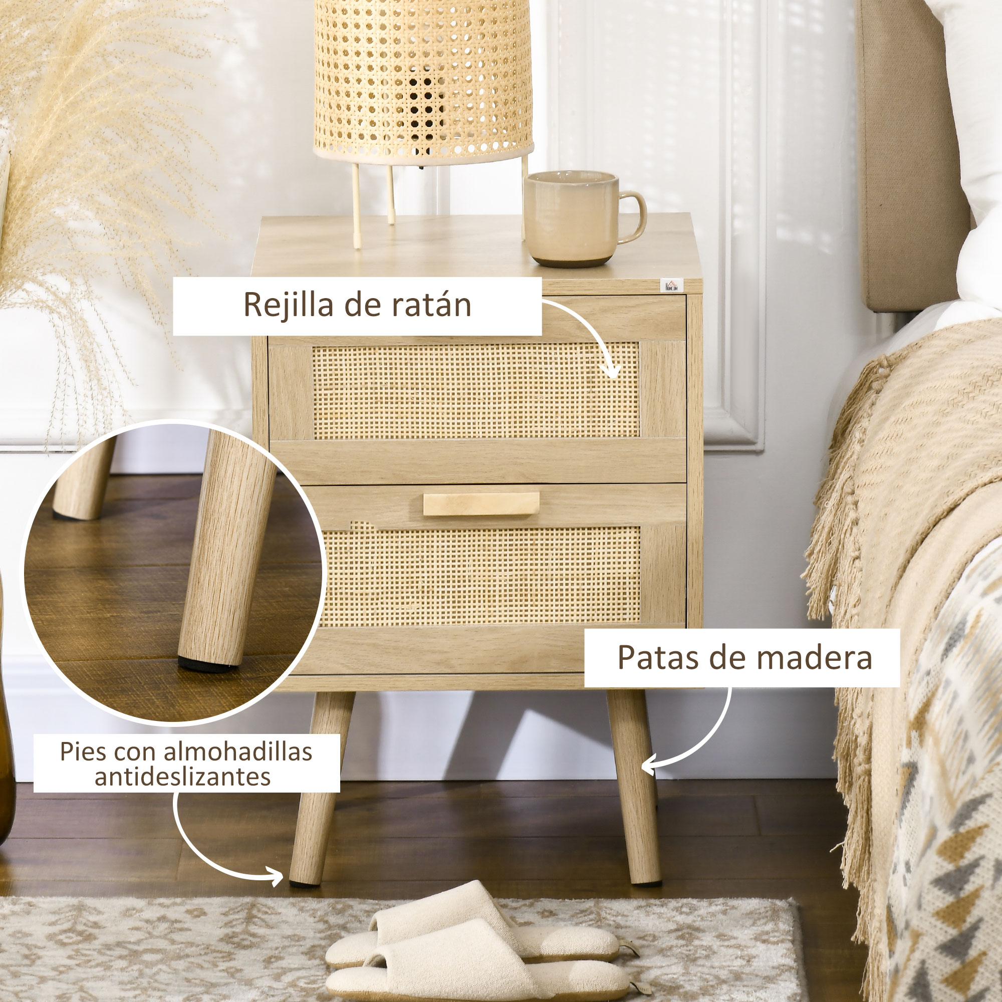 Mesita de noche de madera con frentes de cajón de ratán. Taza beige, lámpara, cama y zapatillas.
