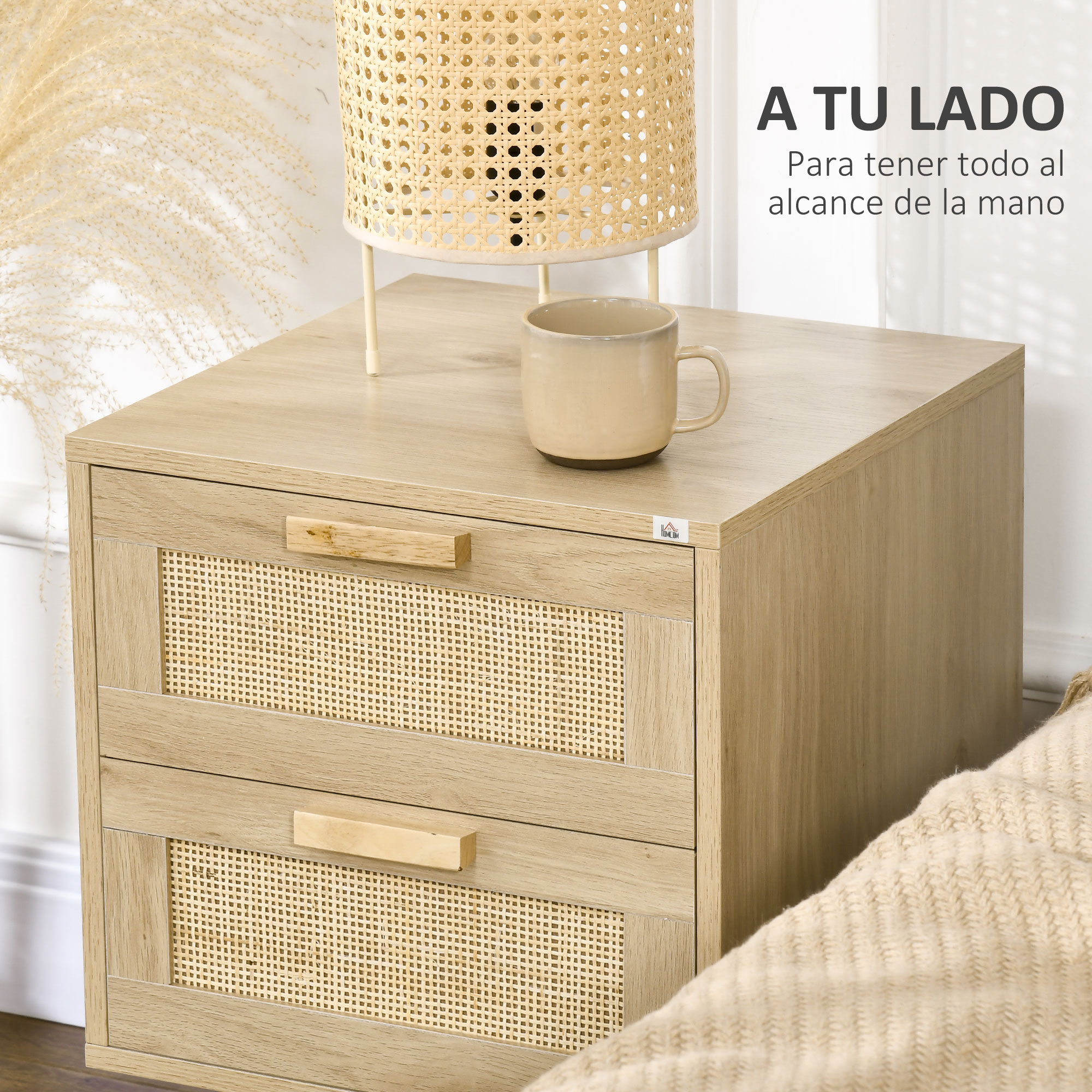 Una mesita de noche de madera con detalles de ratán, una taza y una lámpara.