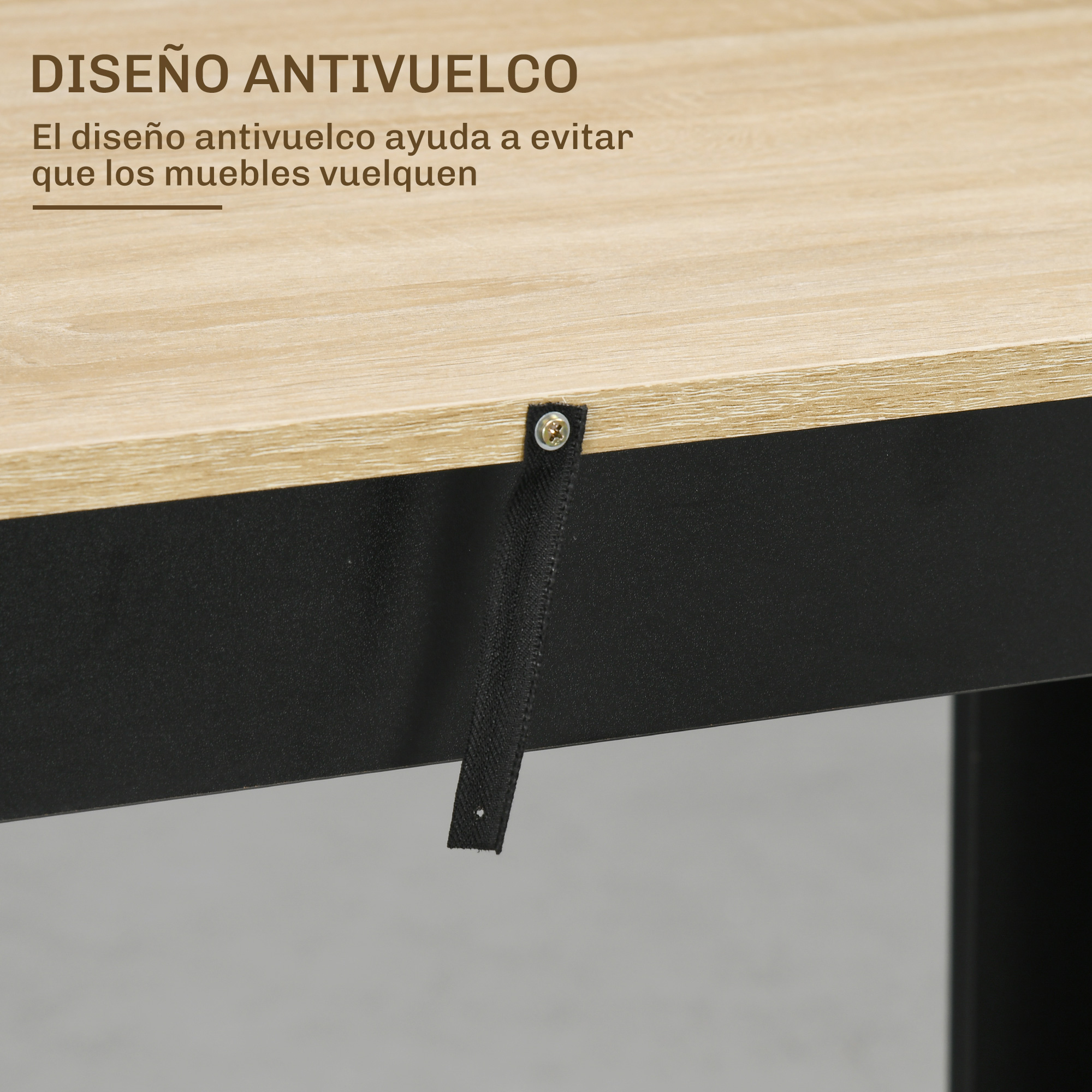 Superficie de madera con correa negra sujeta con tornillo.