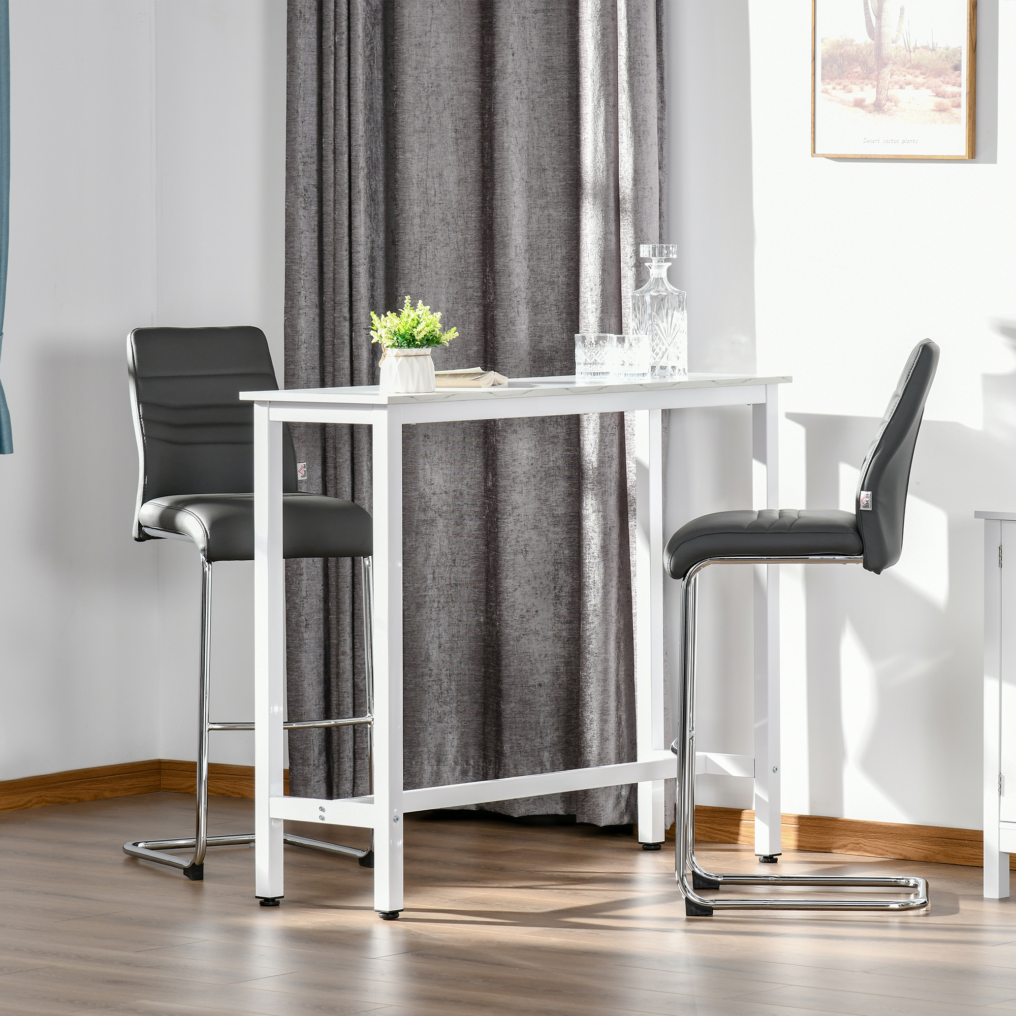 Una mesa alta blanca con dos taburetes grises delante, cortinas al lado.