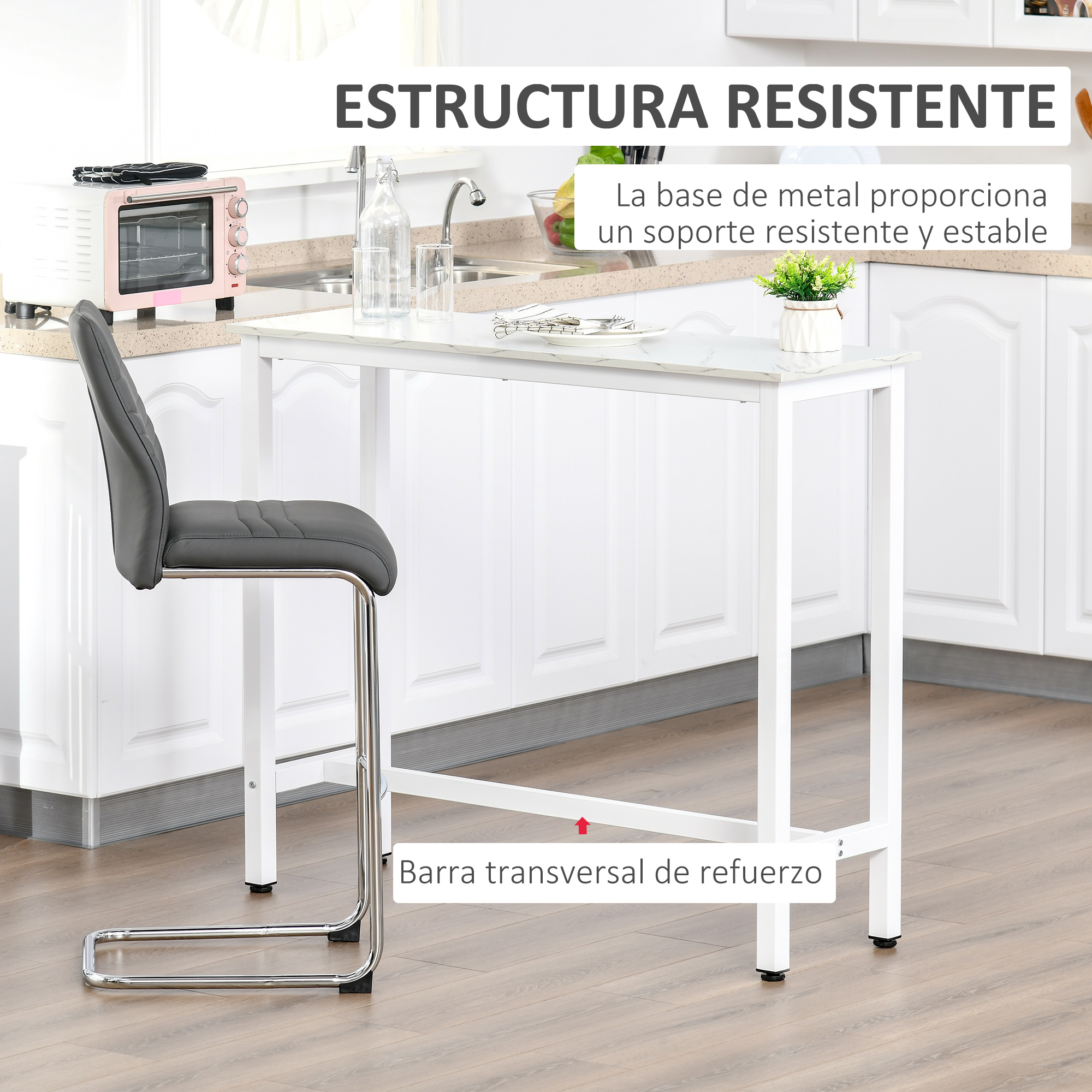 Un taburete gris junto a una mesa alta blanca con tapa de mármol en una cocina.
