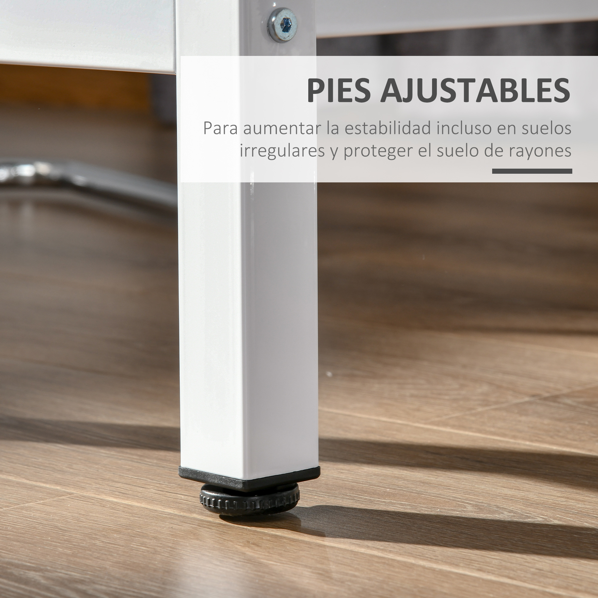 Una pata ajustable de un mueble blanco sobre un suelo de madera.
