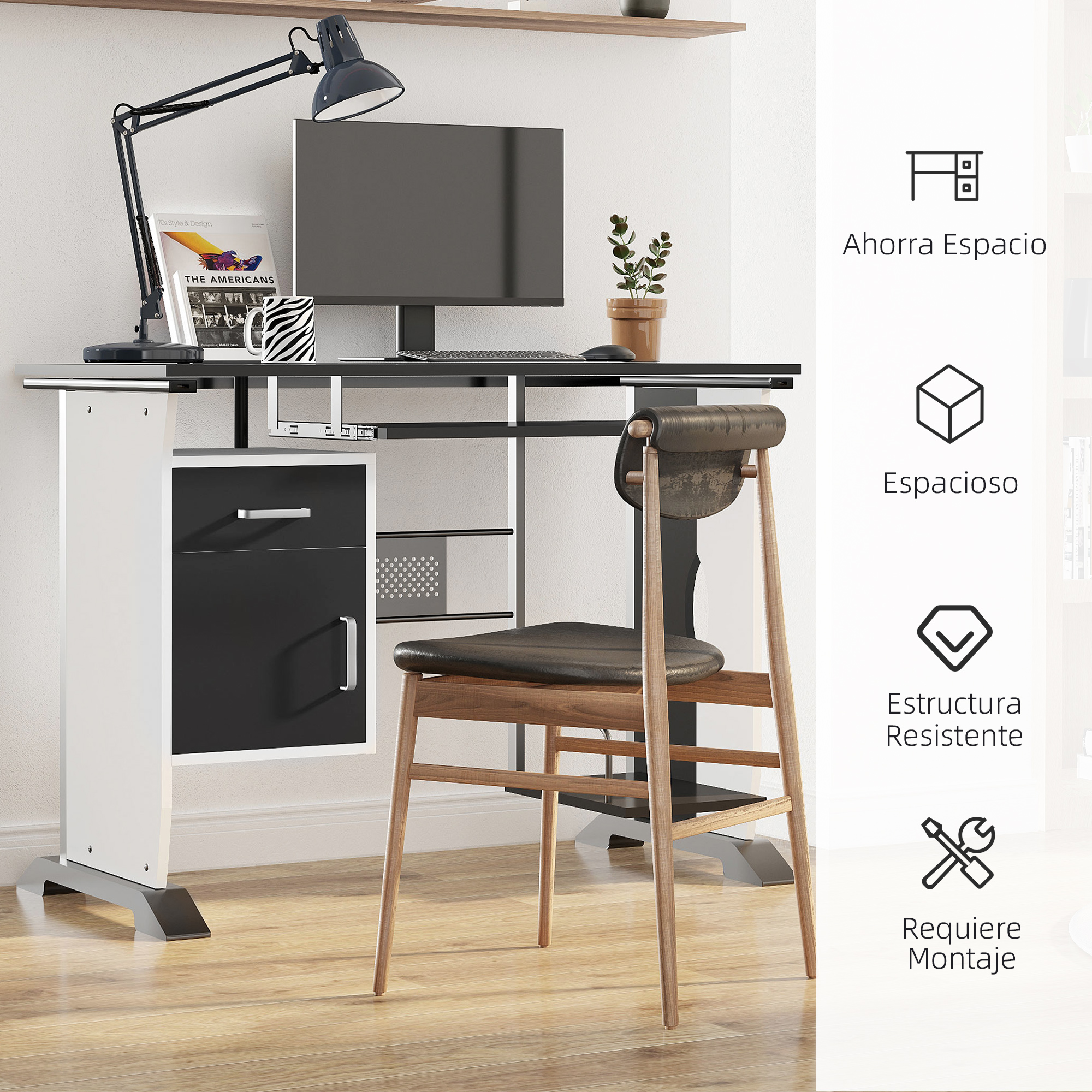 Un escritorio con computadora, lámpara, libro y taza. Una silla delante.