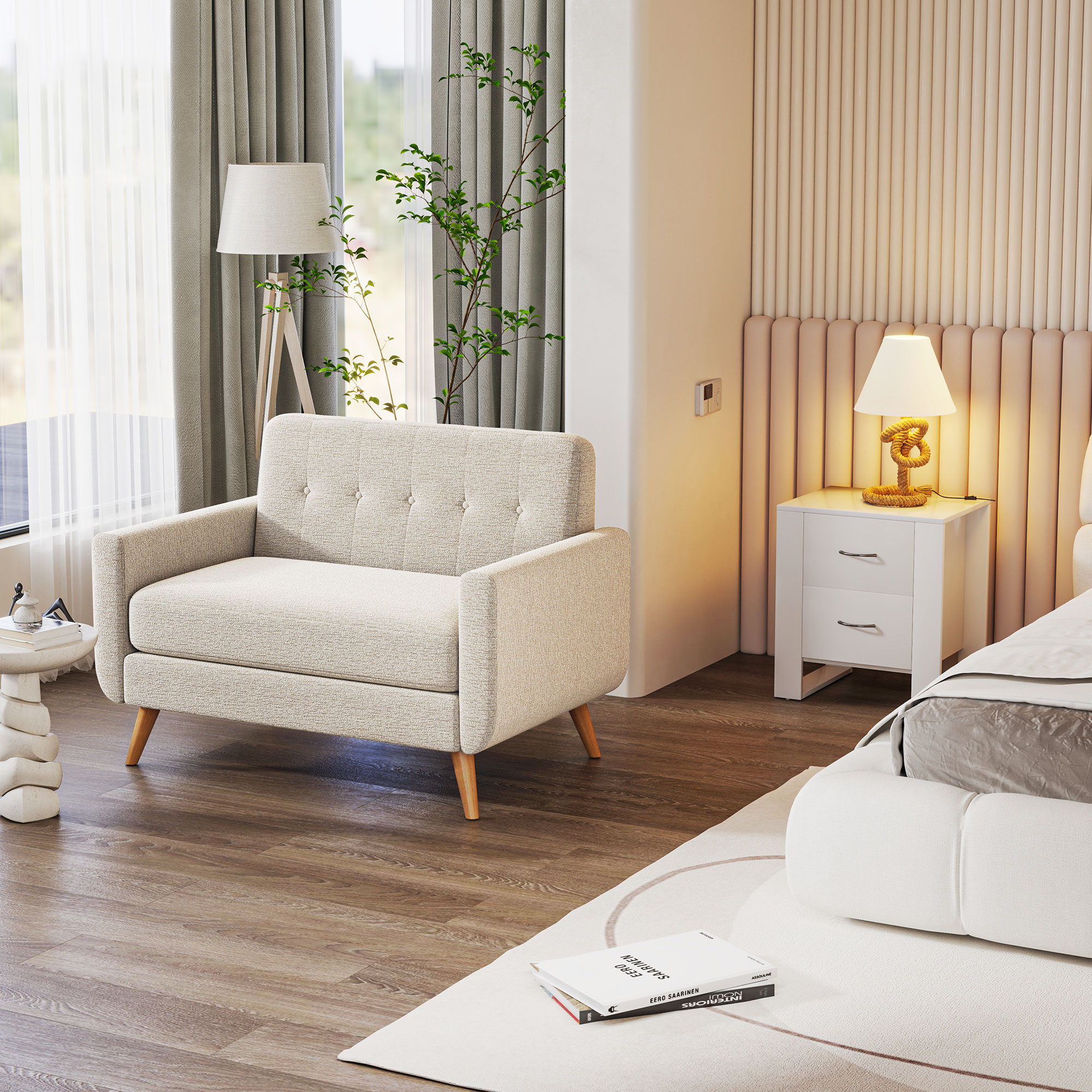 Una sala de estar luminosa con un sillón beige, mesita de noche y cama.