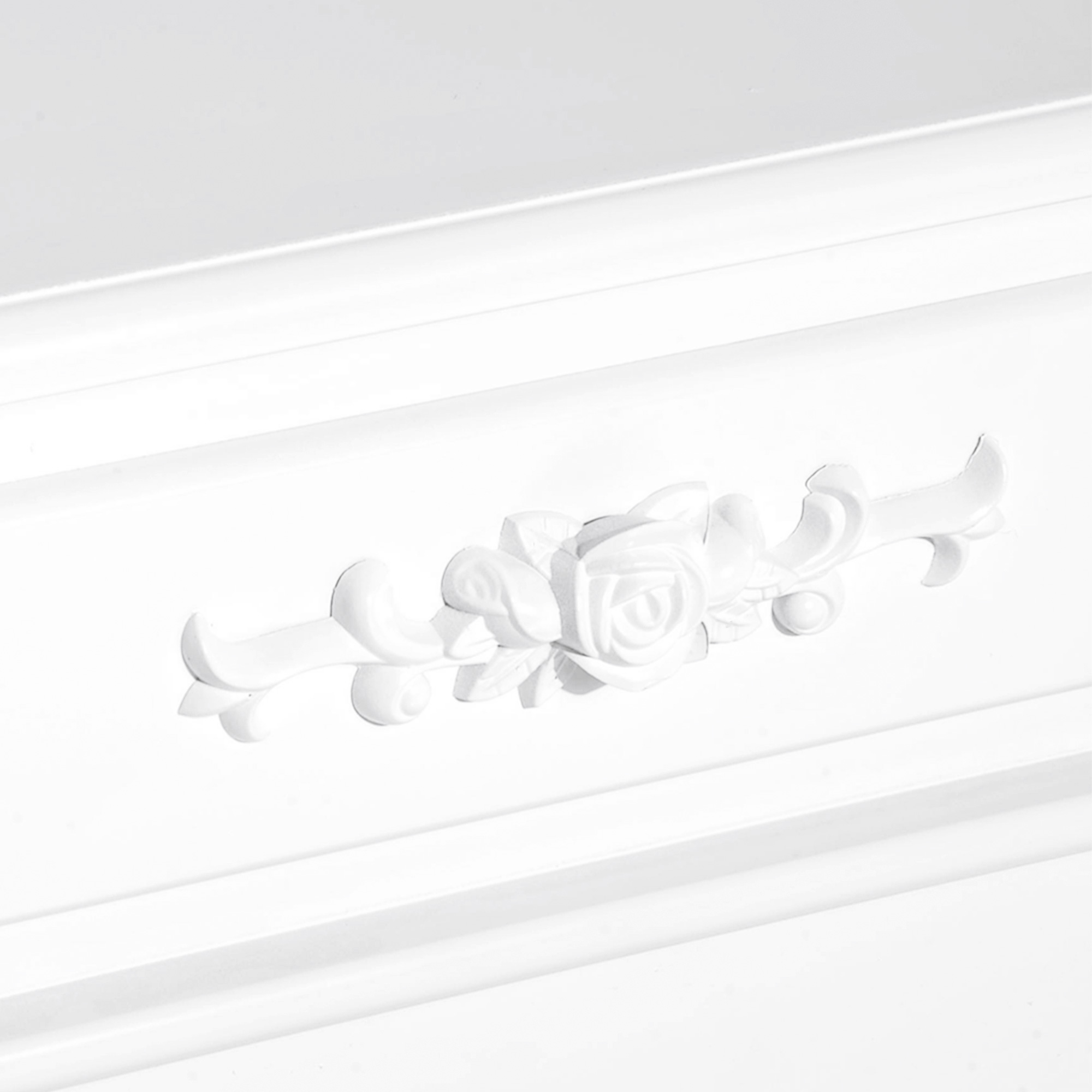 Un detalle ornamental blanco con una rosa y hojas sobre una superficie blanca.