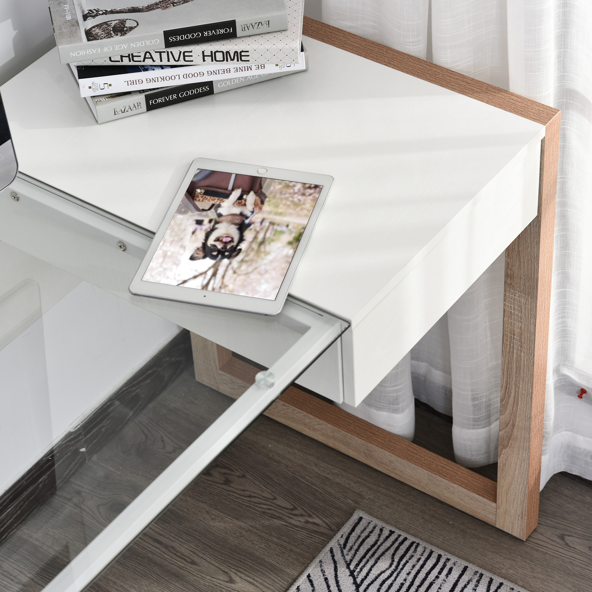 Una tableta muestra un perro. Libros y una alfombra están en un escritorio moderno.