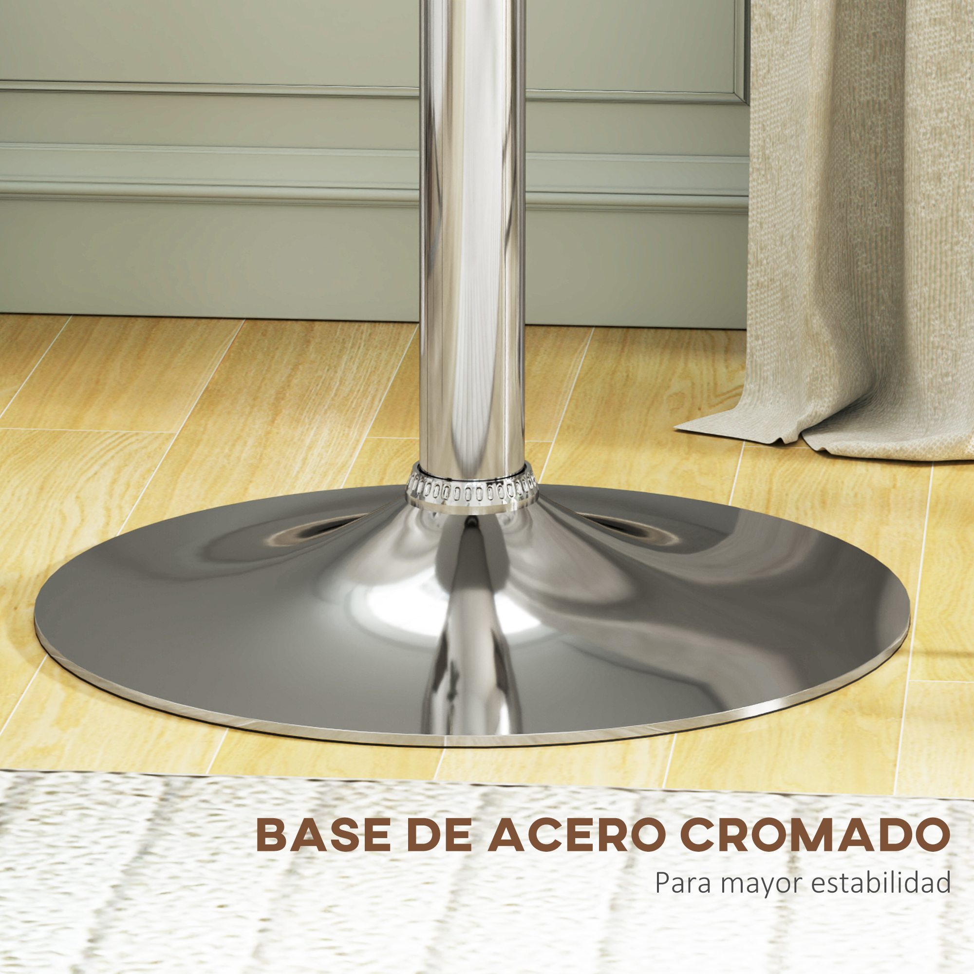 Base de acero cromado sobre suelo de madera con cortina al fondo.