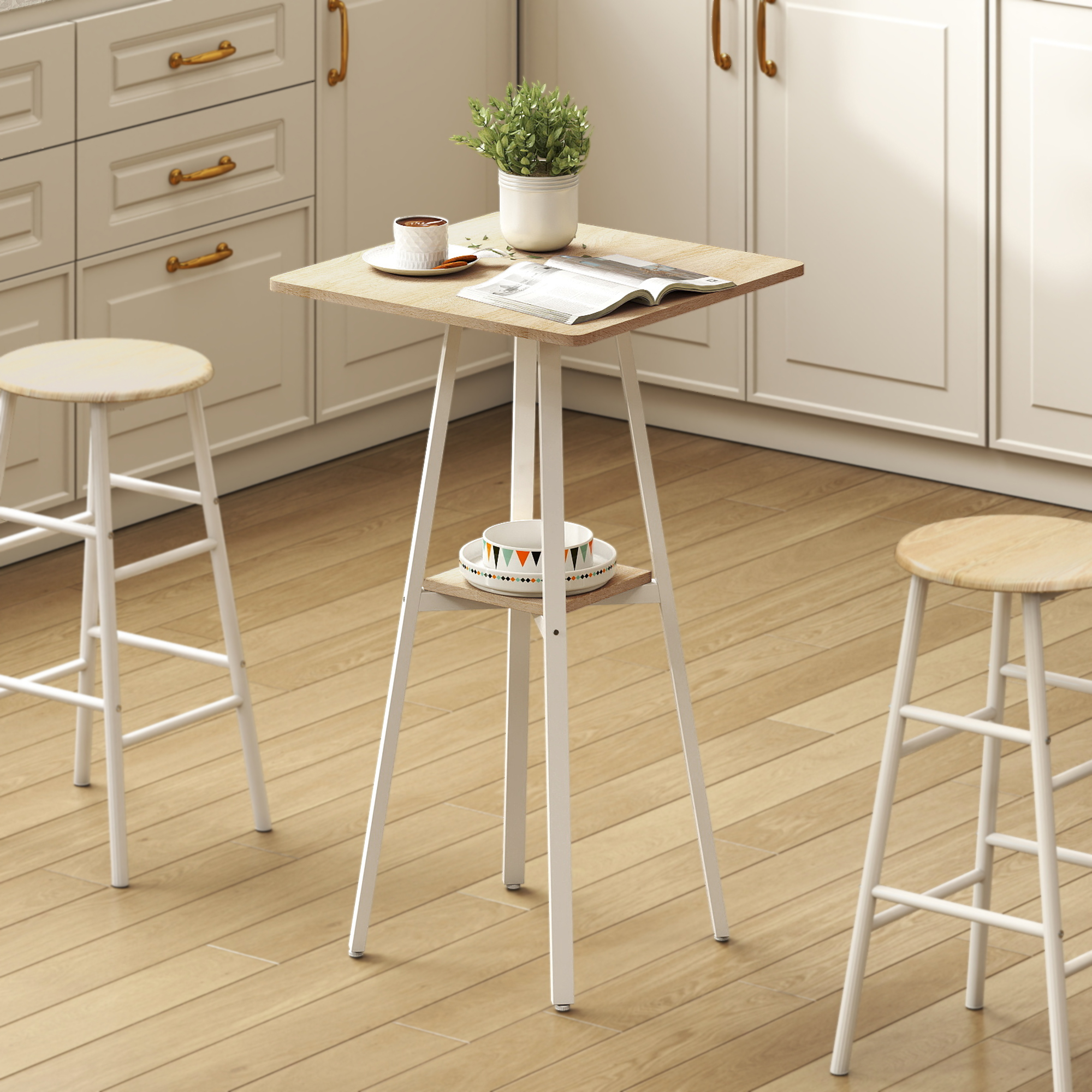 Una mesa pequeña de madera con taza de café, planta y revista entre dos taburetes.
