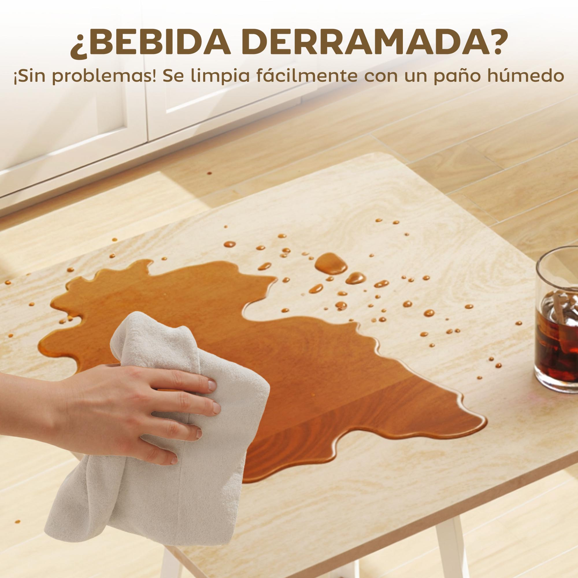 Una mano limpia una bebida derramada en una mesa con un paño.