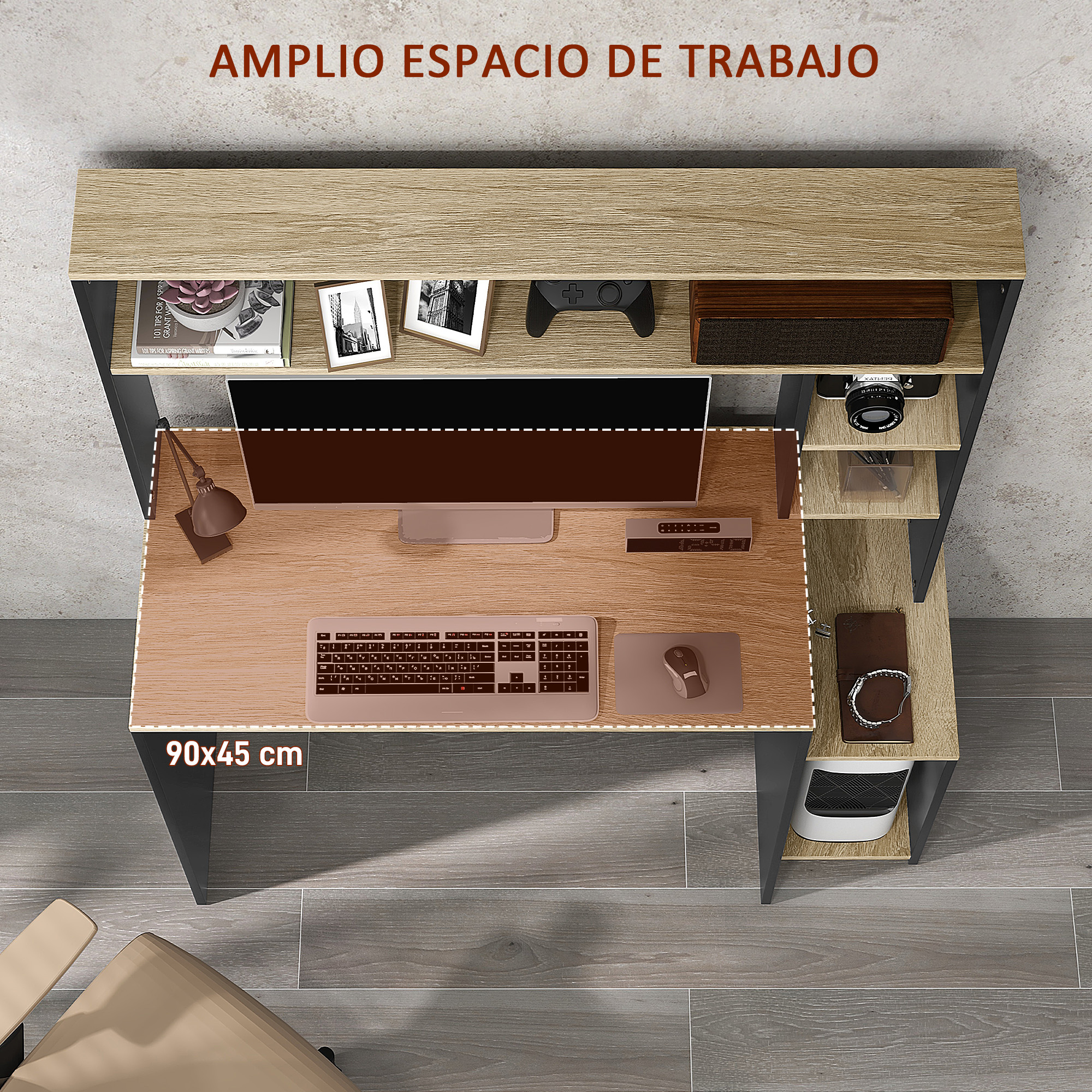 Un escritorio con monitor, teclado, ratón, lámpara y estantes con decoración.