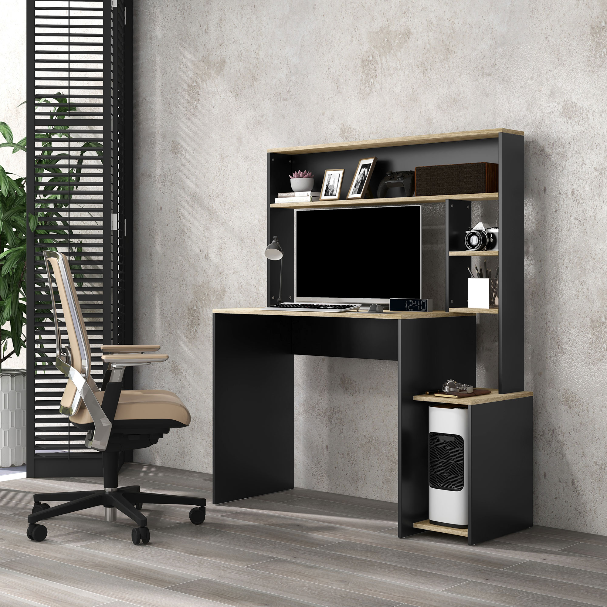 Un escritorio moderno con computadora, lámpara, cámara y silla de oficina.