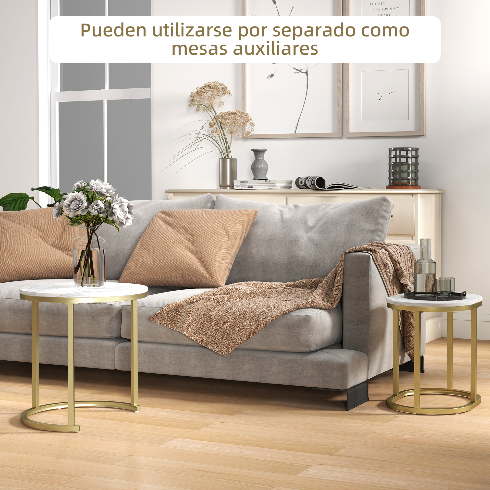 Una escena de sala con sofá gris, mesas auxiliares y decoración.
