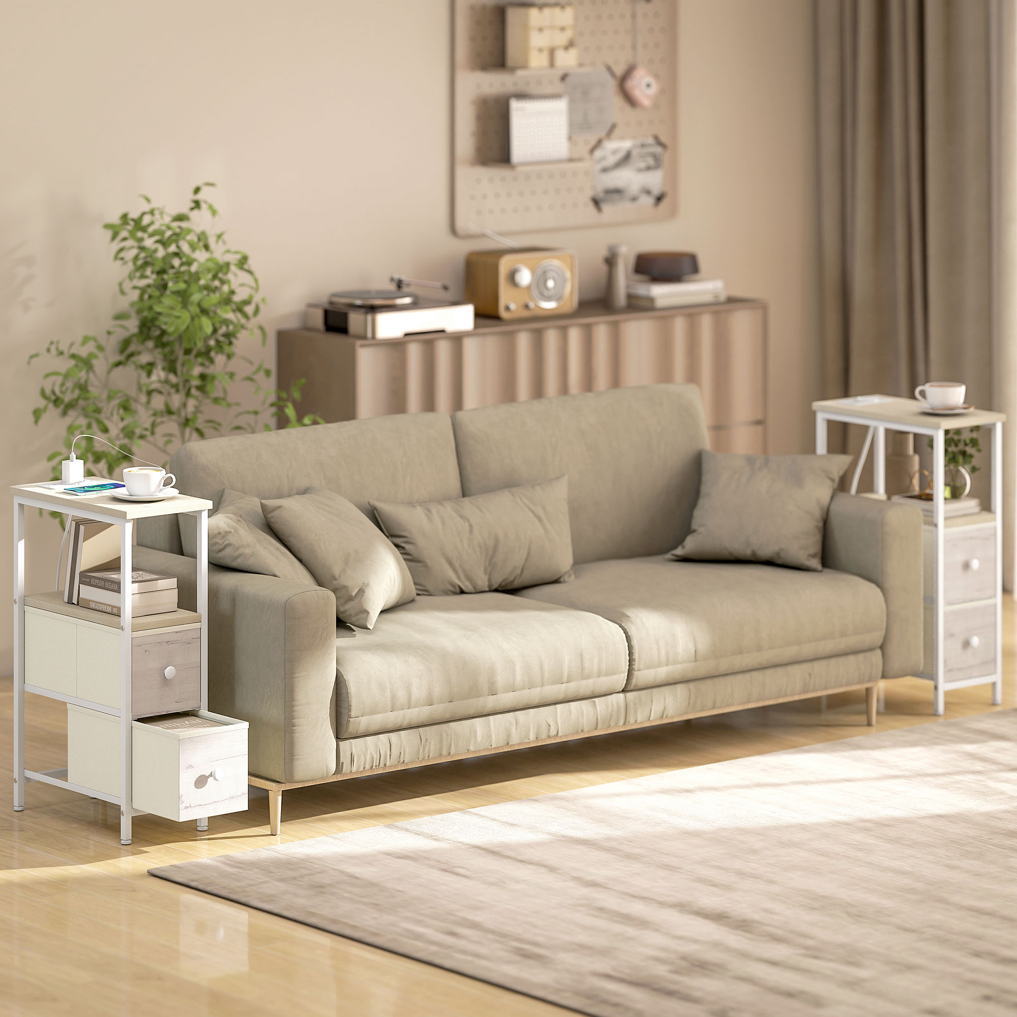 Una sala de estar luminosa con sofá beige, mesas auxiliares y una planta.