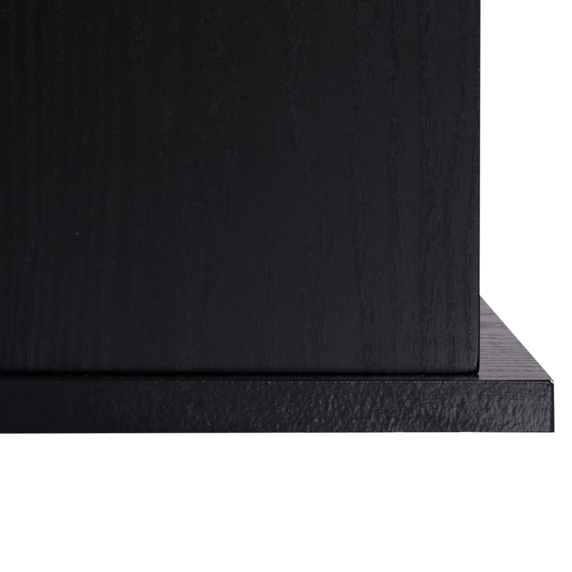 Una mesa de madera oscura con veta, vista de cerca.