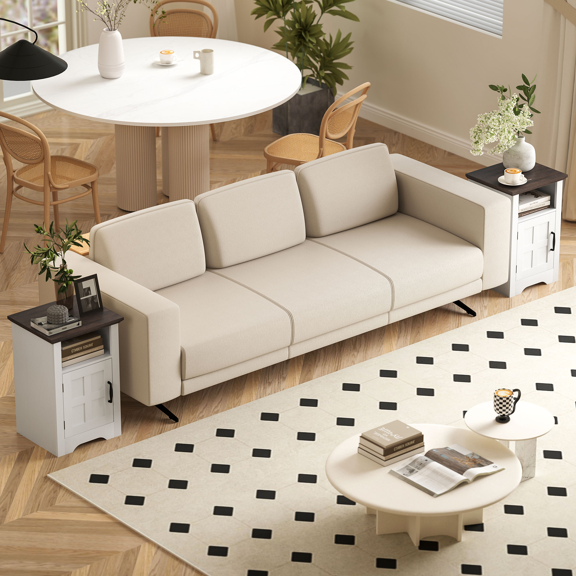 Una sala de estar luminosa con sofá beige, mesa redonda y sillas de ratán.