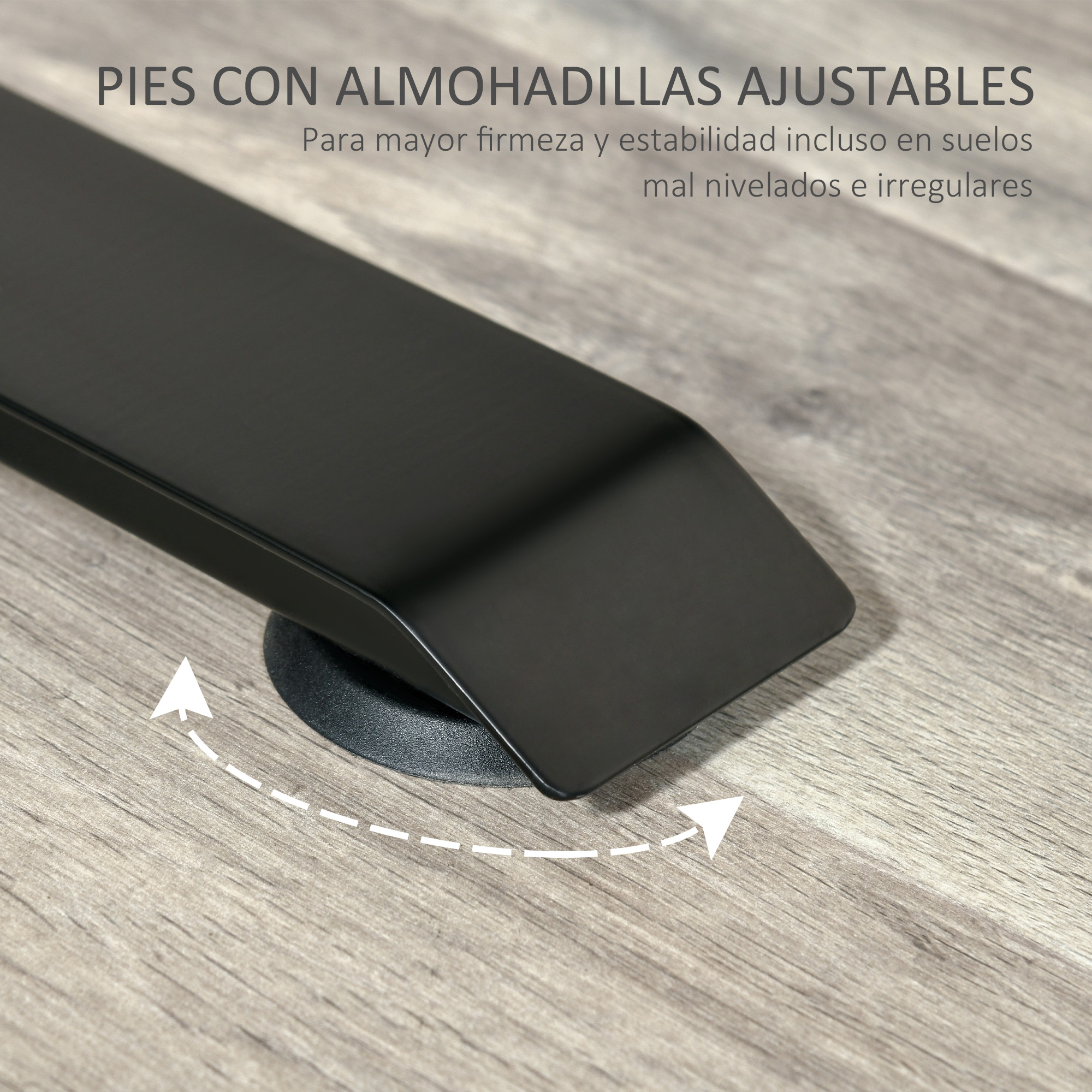 Pie negro ajustable con base redonda sobre suelo de madera.