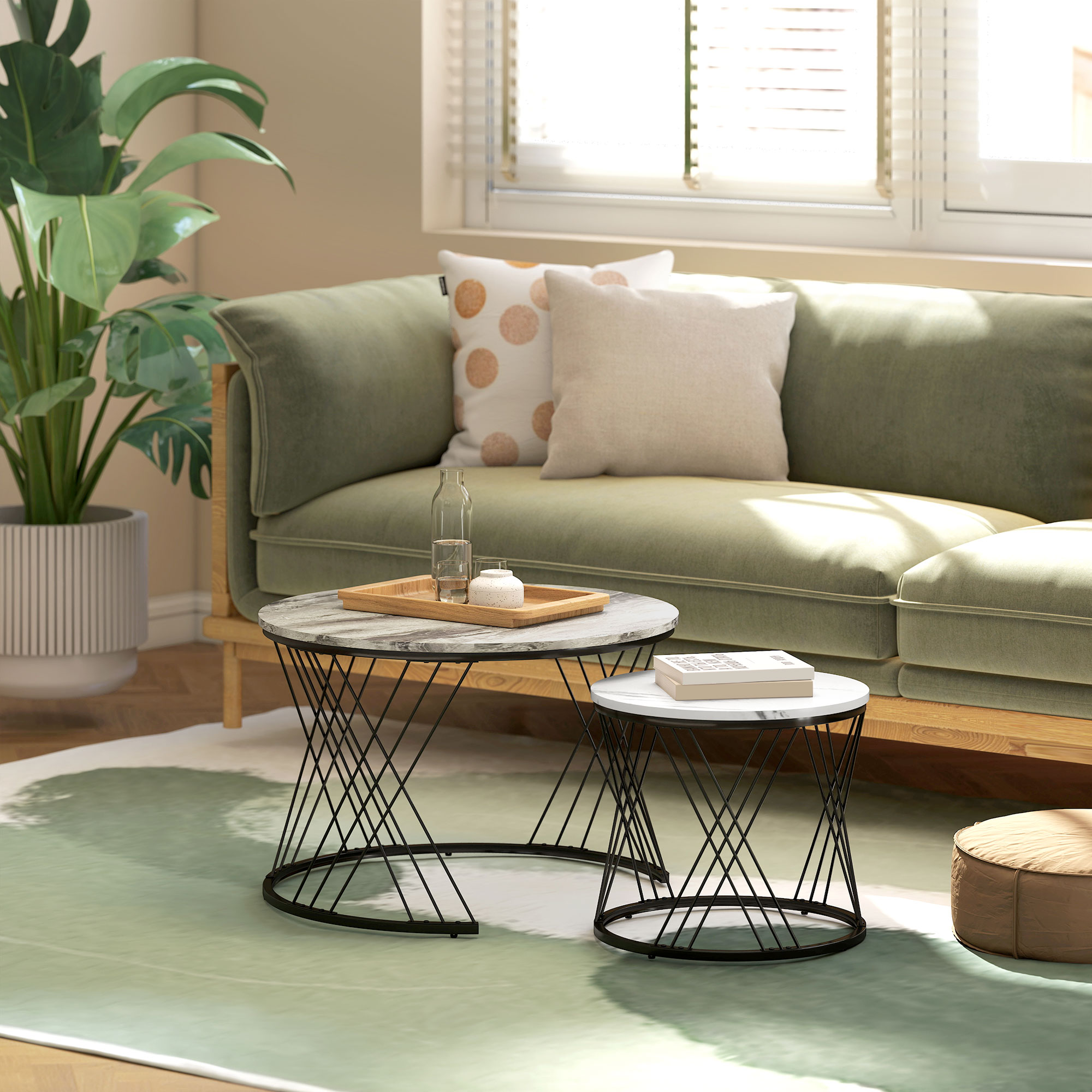 Sofá verde con cojines, mesa de centro de mármol con libro y jarrón, planta.