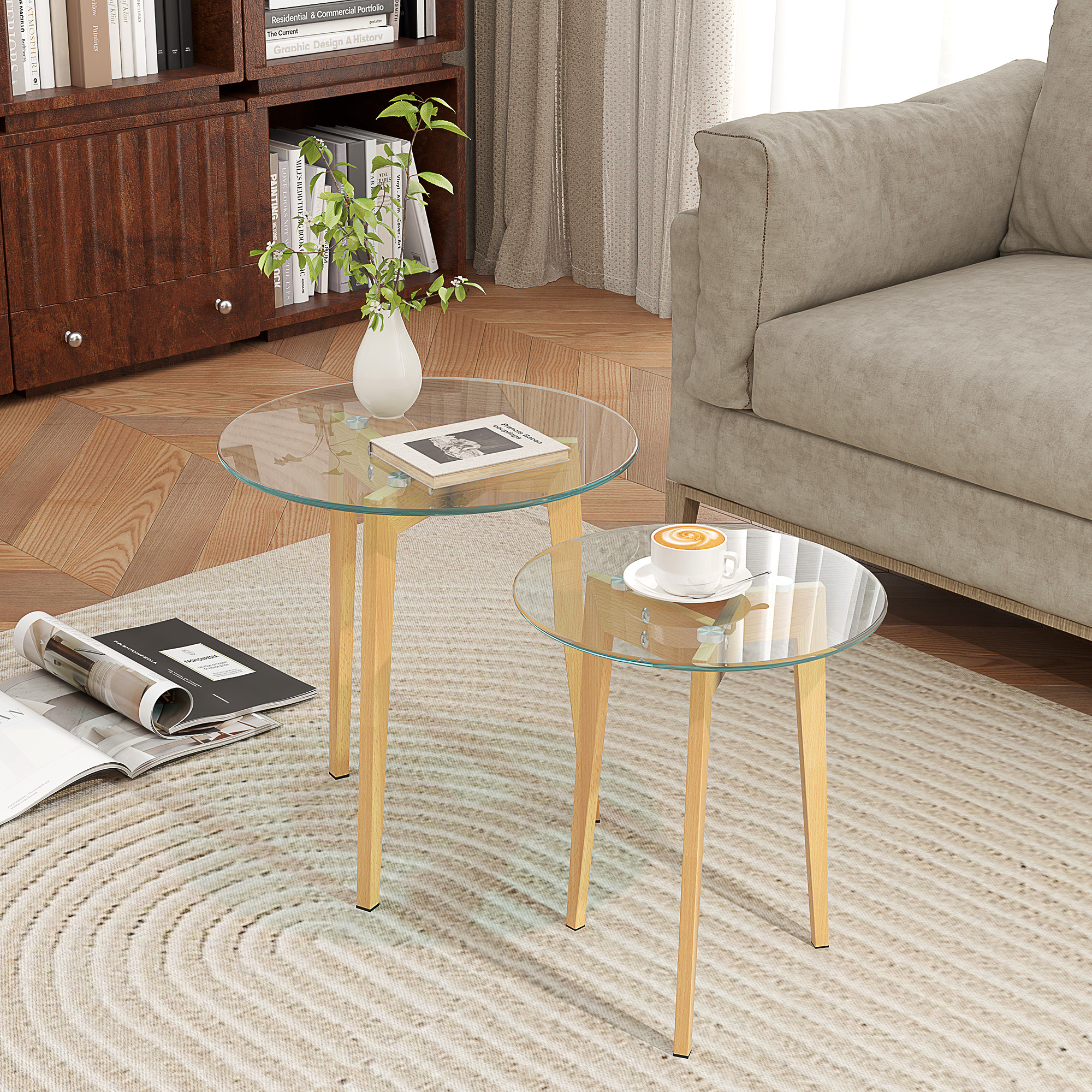 Una sala de estar con dos mesas de cristal, un sofá y una estantería. Una taza de café está sobre una mesa.
