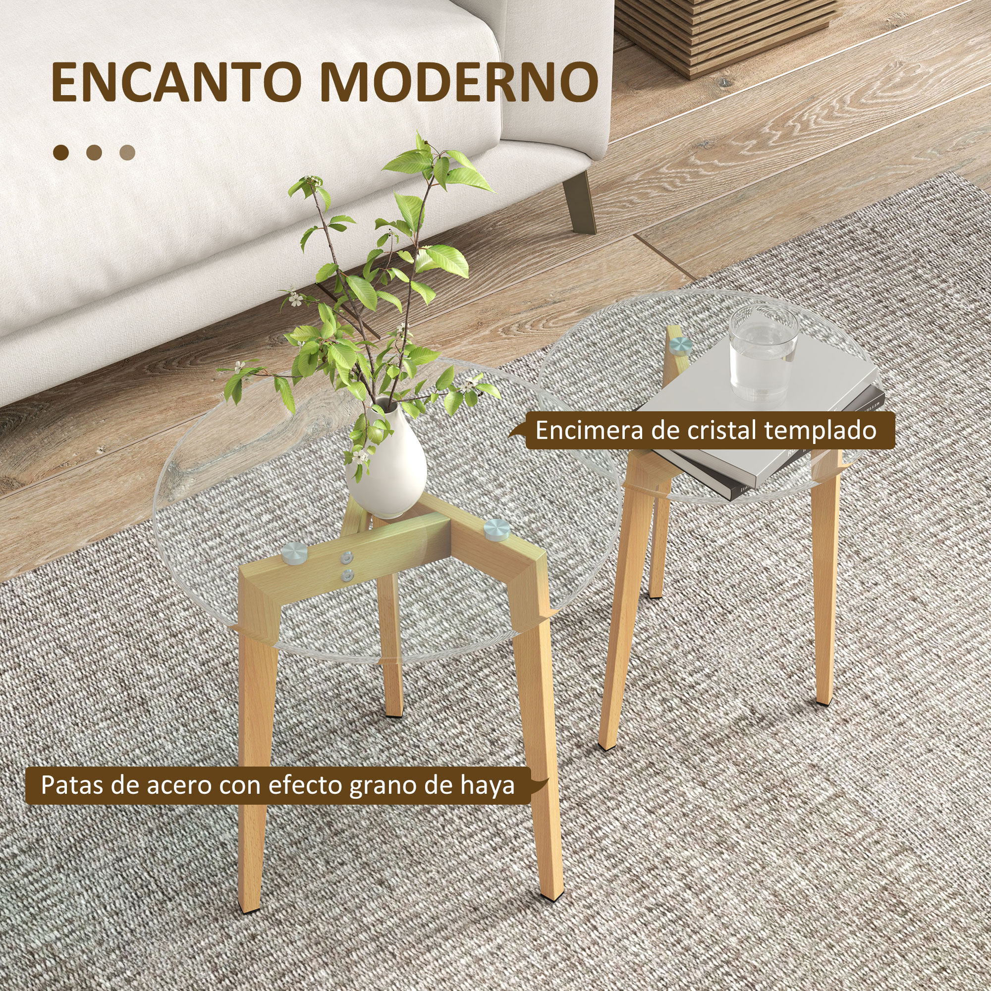 Dos mesas redondas de cristal con patas de madera sobre una alfombra.