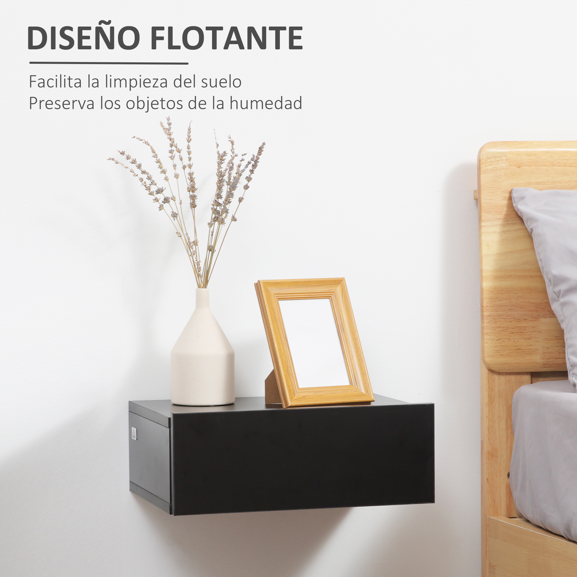 Un estante flotante negro con jarrón, flores secas y marco de fotos.
