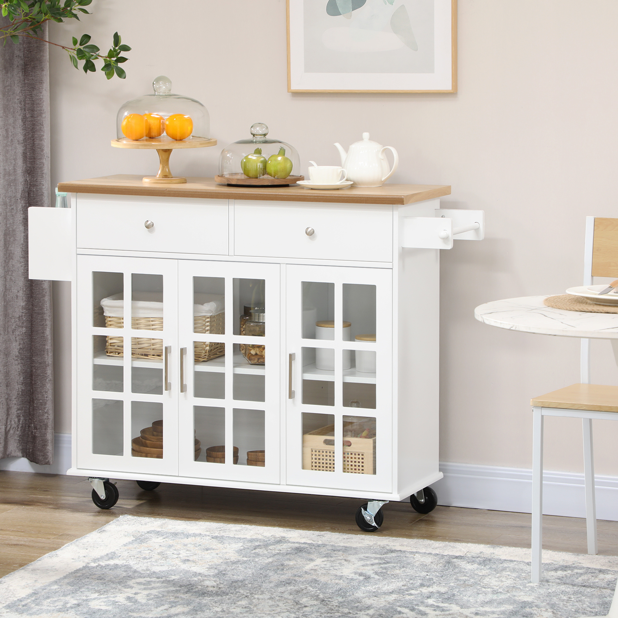 Un carrito de cocina blanco con puertas de vidrio, tapa de madera, ruedas y fruta bajo campanas.