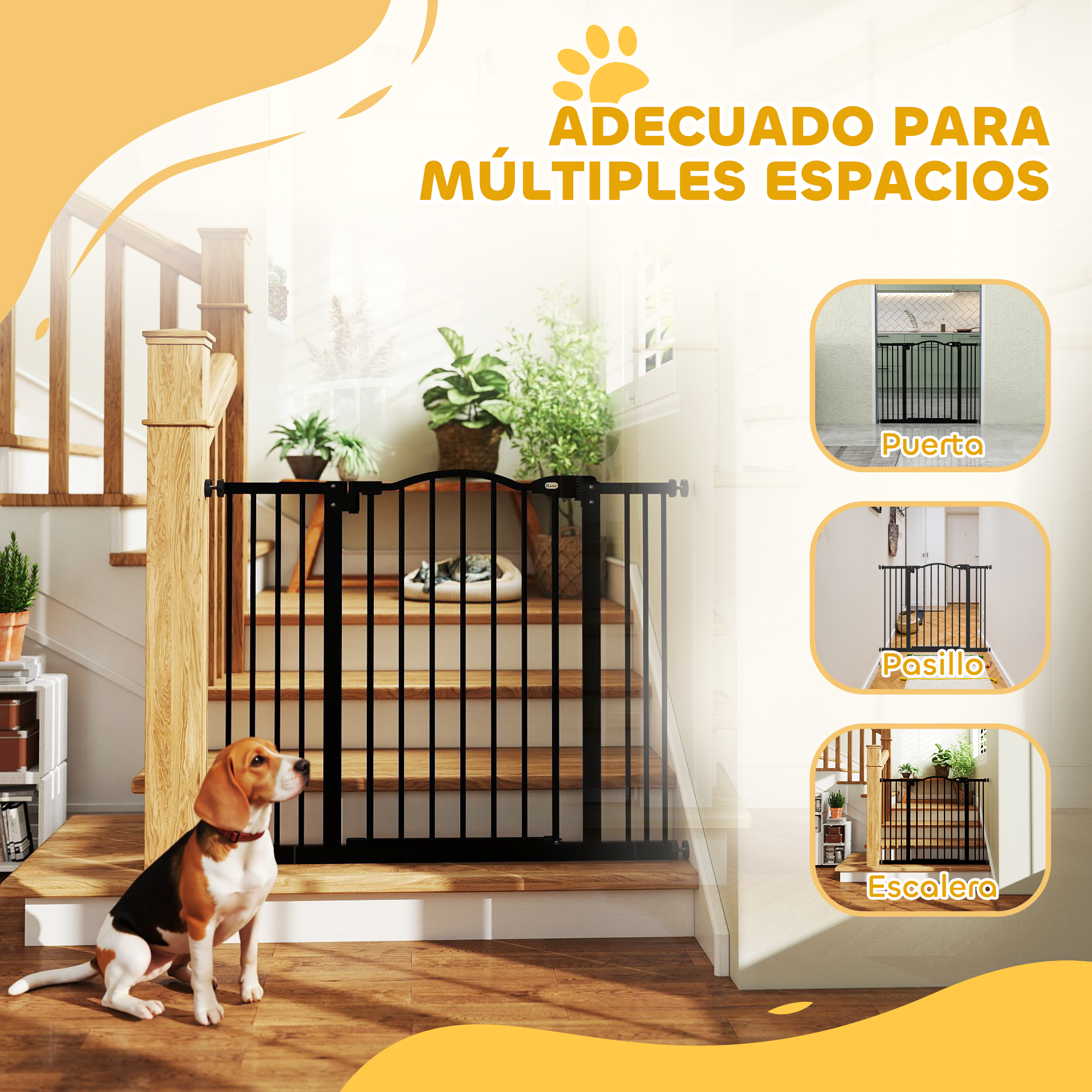 Un beagle se sienta en el suelo de madera frente a una puerta para mascotas.