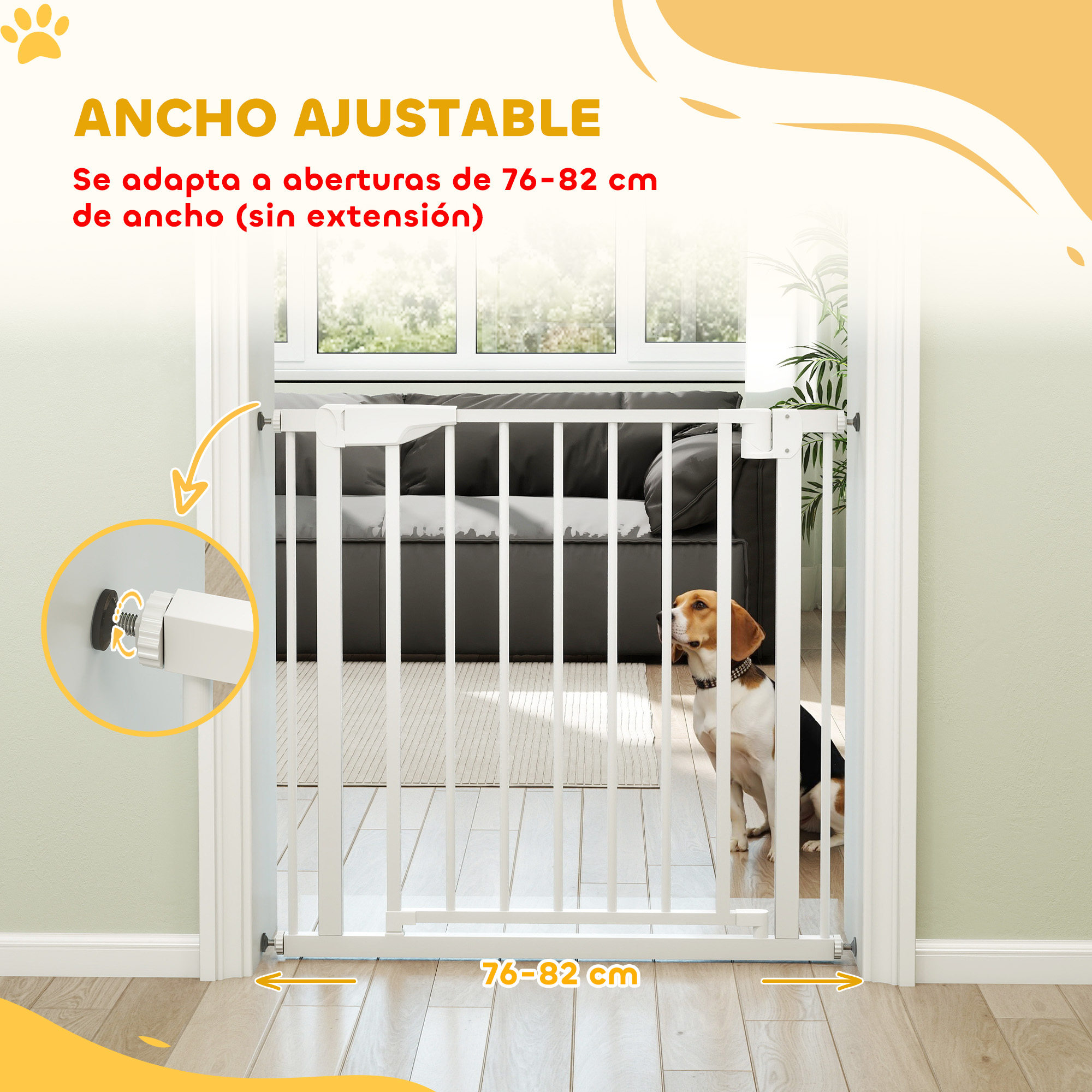 Una puerta de seguridad blanca ajustable en una puerta con un perro detrás.