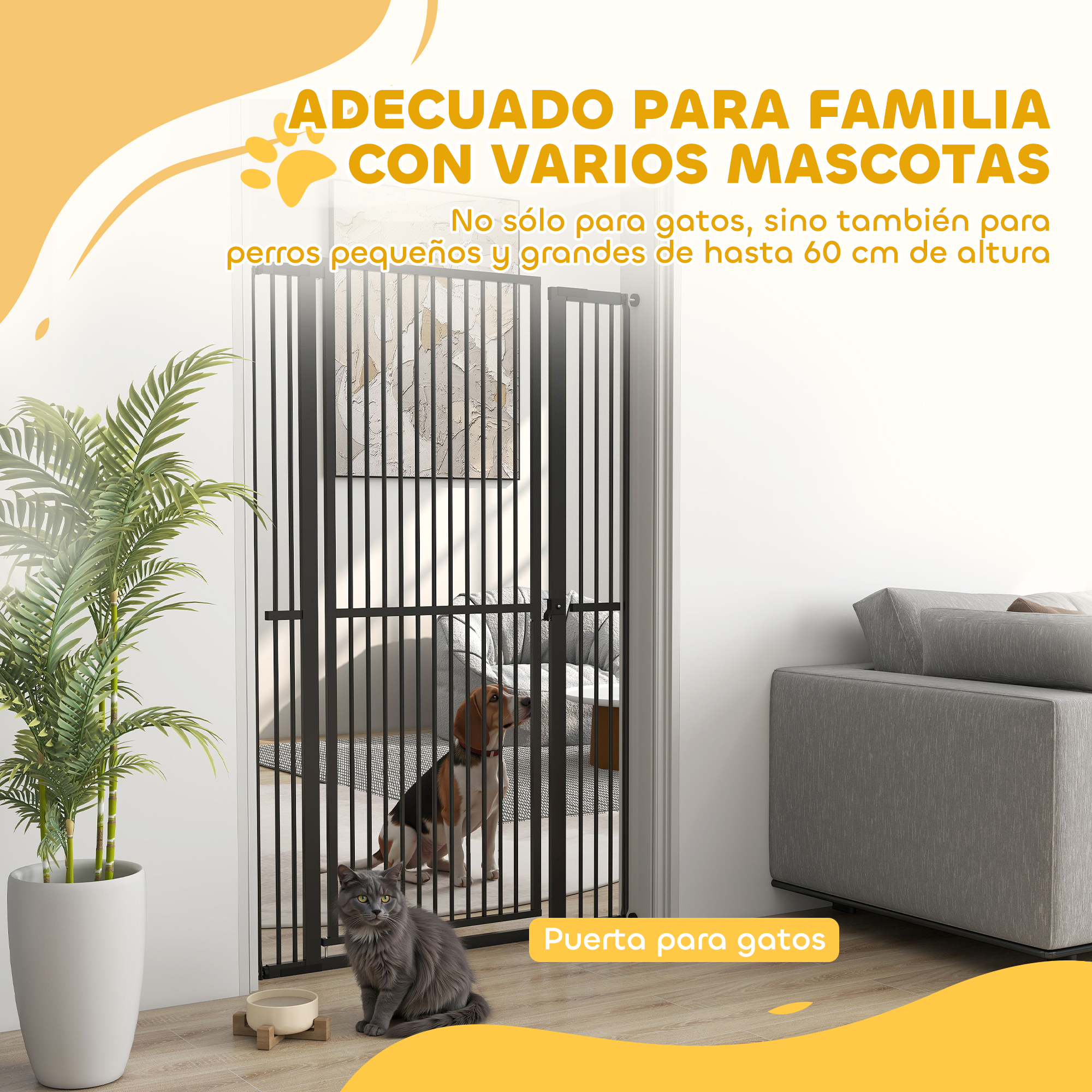 Gato gris y beagle delante de una puerta para mascotas.