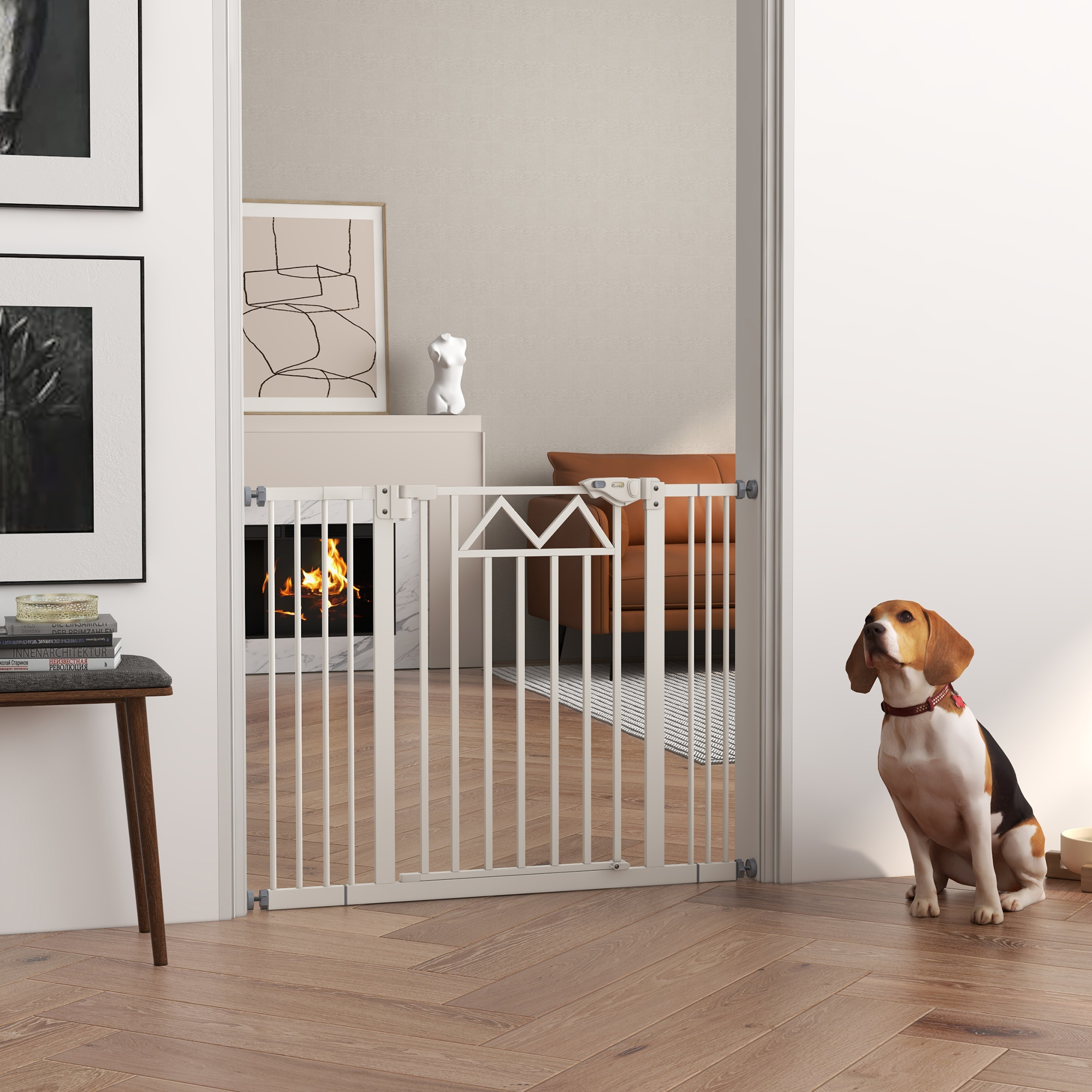 Un beagle se sienta junto a una puerta de seguridad blanca en una puerta abierta, con una chimenea visible al fondo.